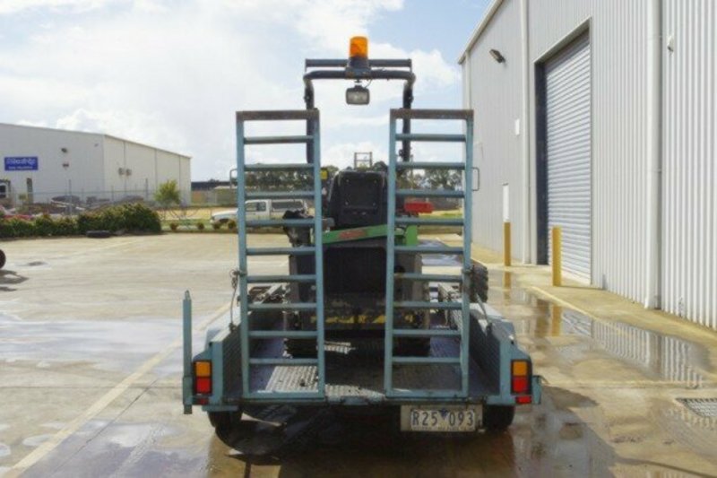 2005 AVANT 16435 520+ LOADER