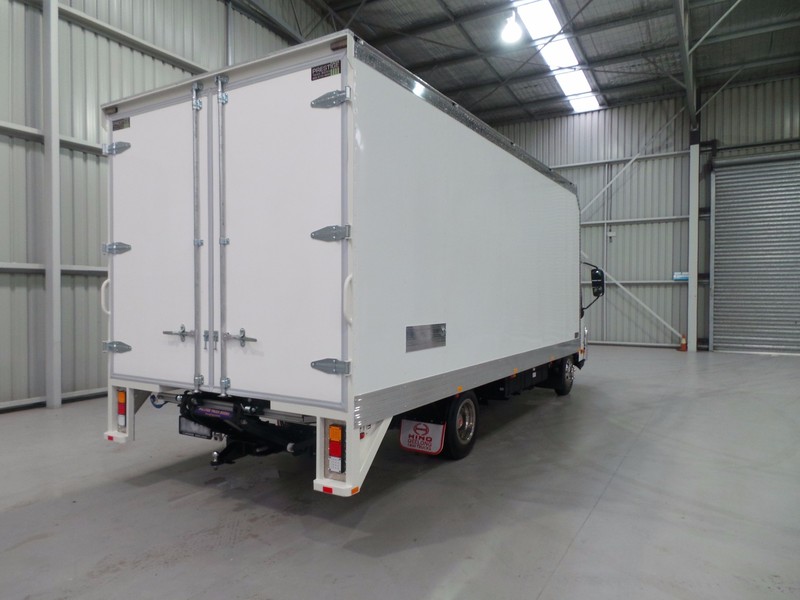 2016 HINO 617 - 300 Series 617 - 300 Series Truck