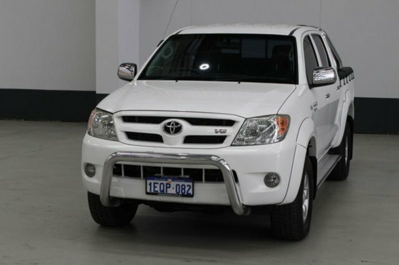 2005 TOYOTA HILUX SR5 (4x4) GGN25R