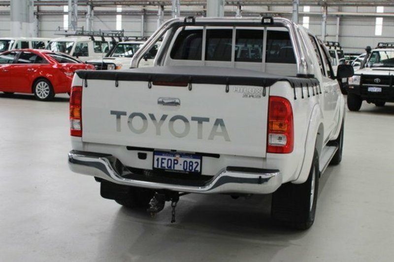2005 TOYOTA HILUX SR5 (4x4) GGN25R