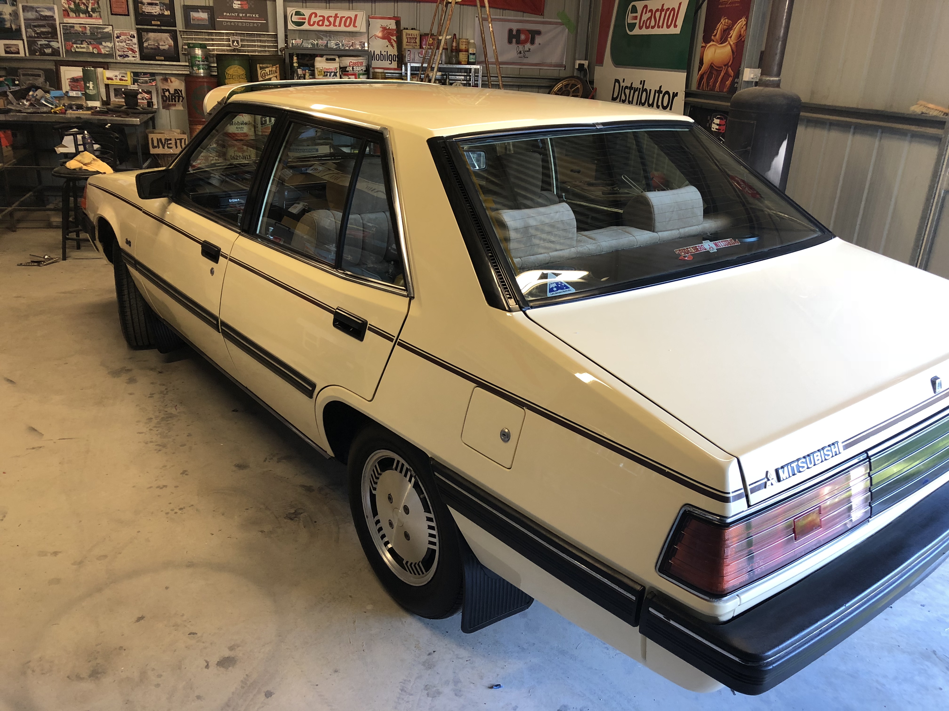 1984 MITSUBISHI SIGMA GK 3 SP AUTOMATIC 4D SEDAN CARB