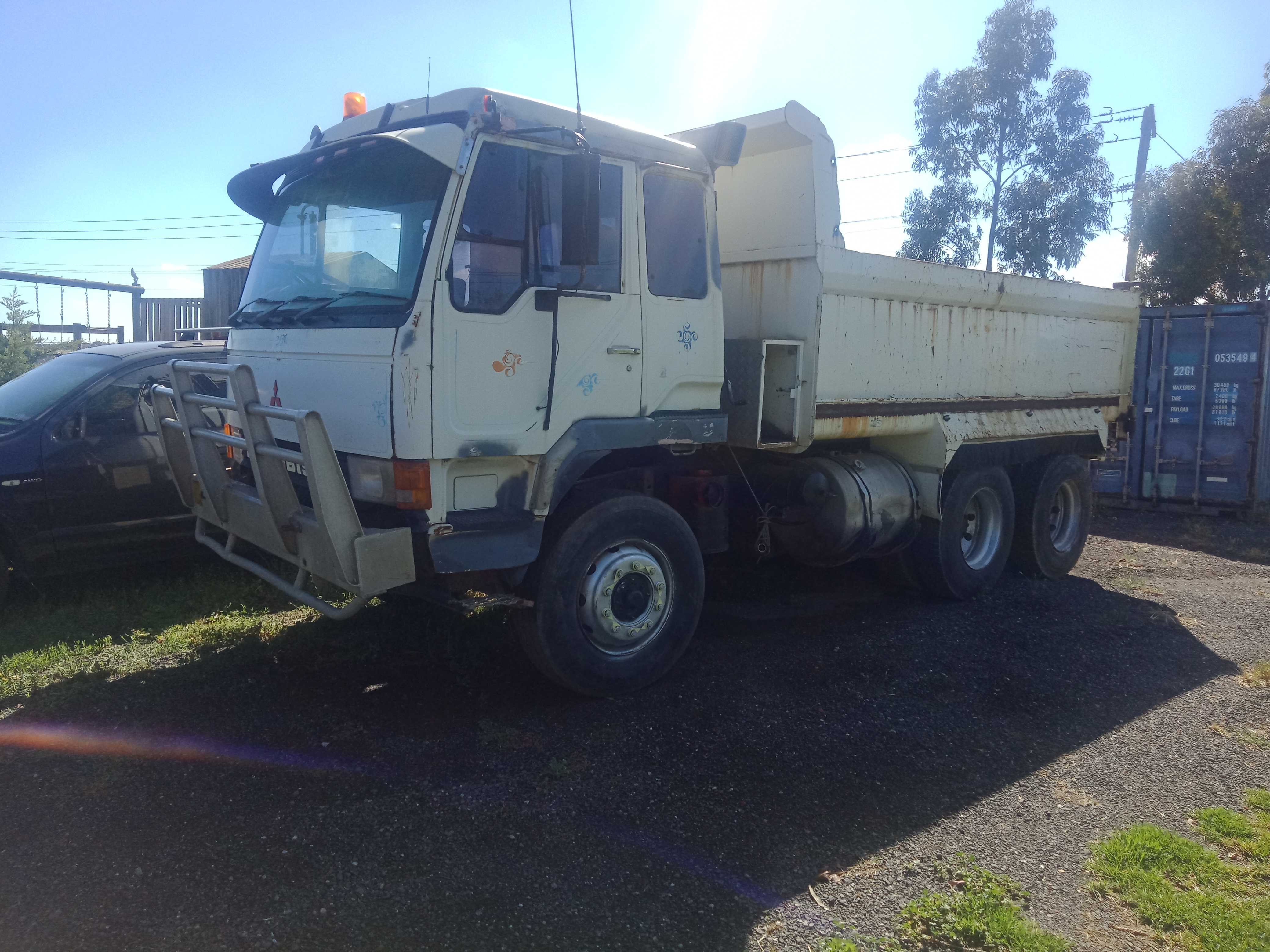 1985 MITSUBISHI FC TIPPER TRUCK