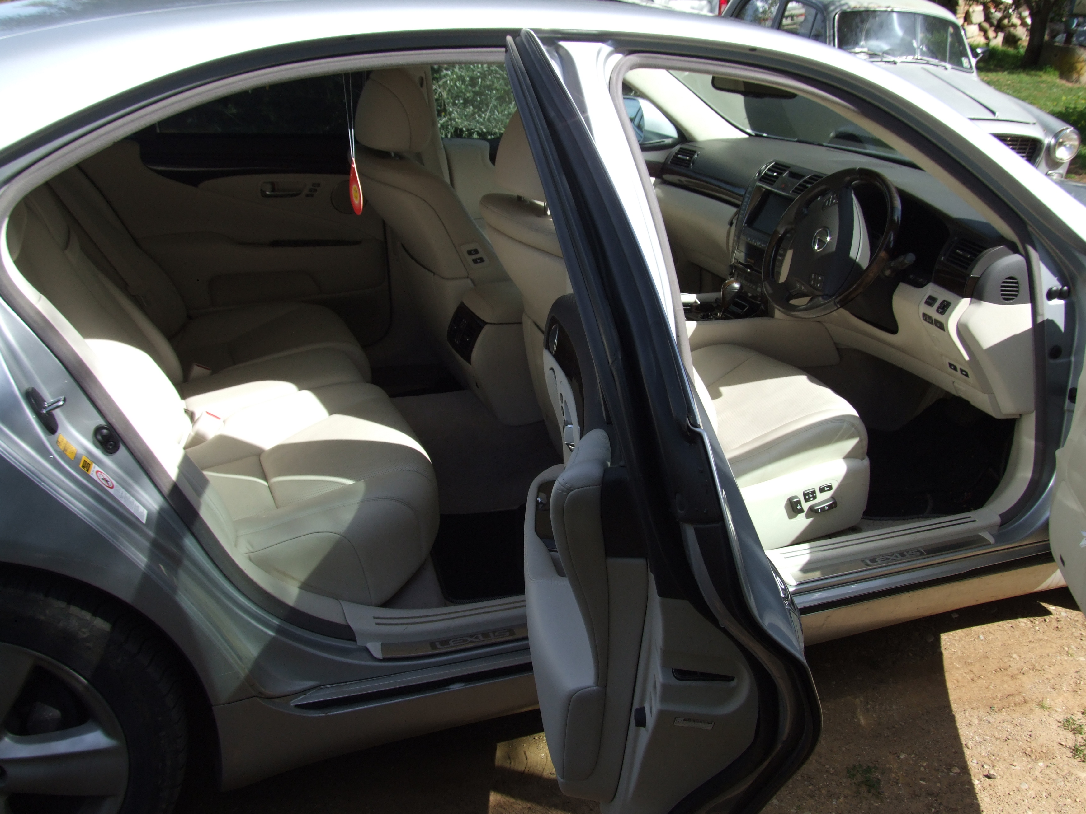 2007 LEXUS LS460. 