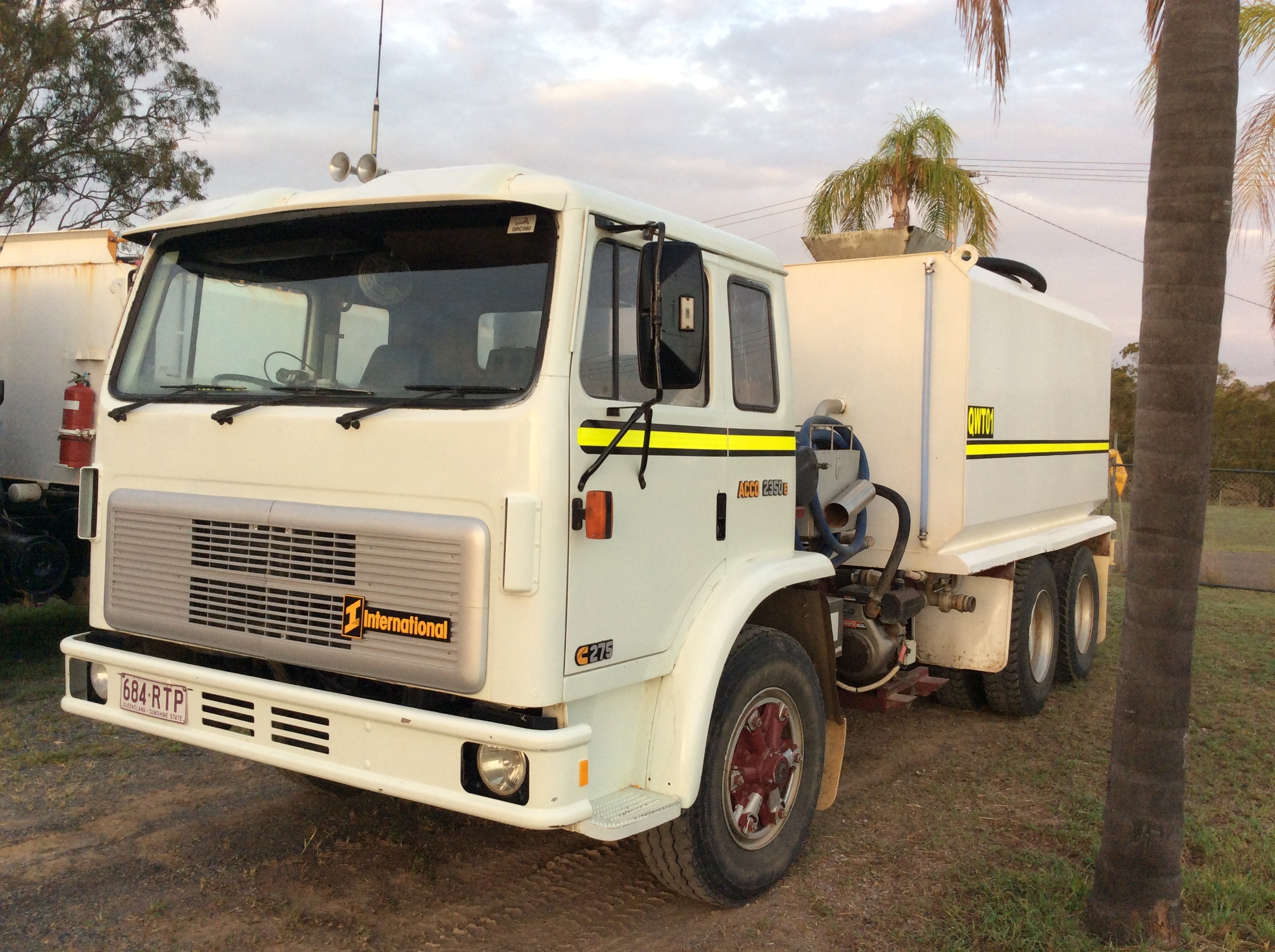 1993 INTERNATIONAL ACCO WATER TRUCK 