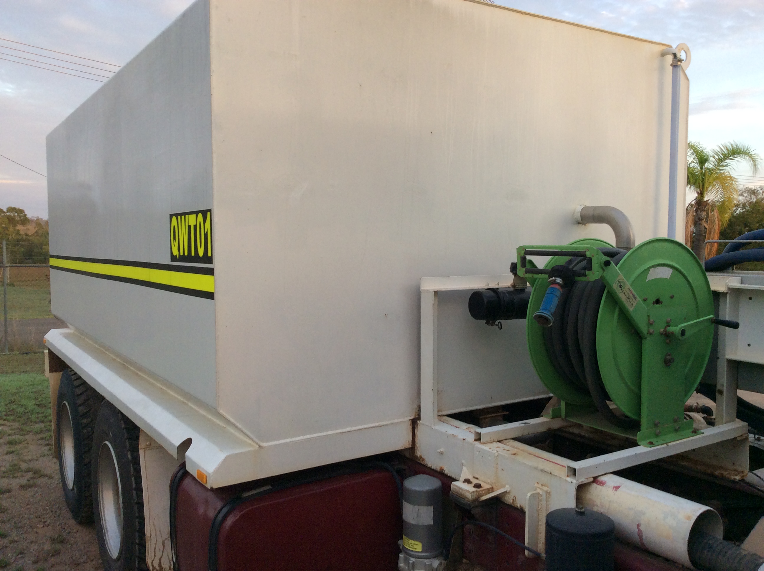 1993 INTERNATIONAL ACCO WATER TRUCK 