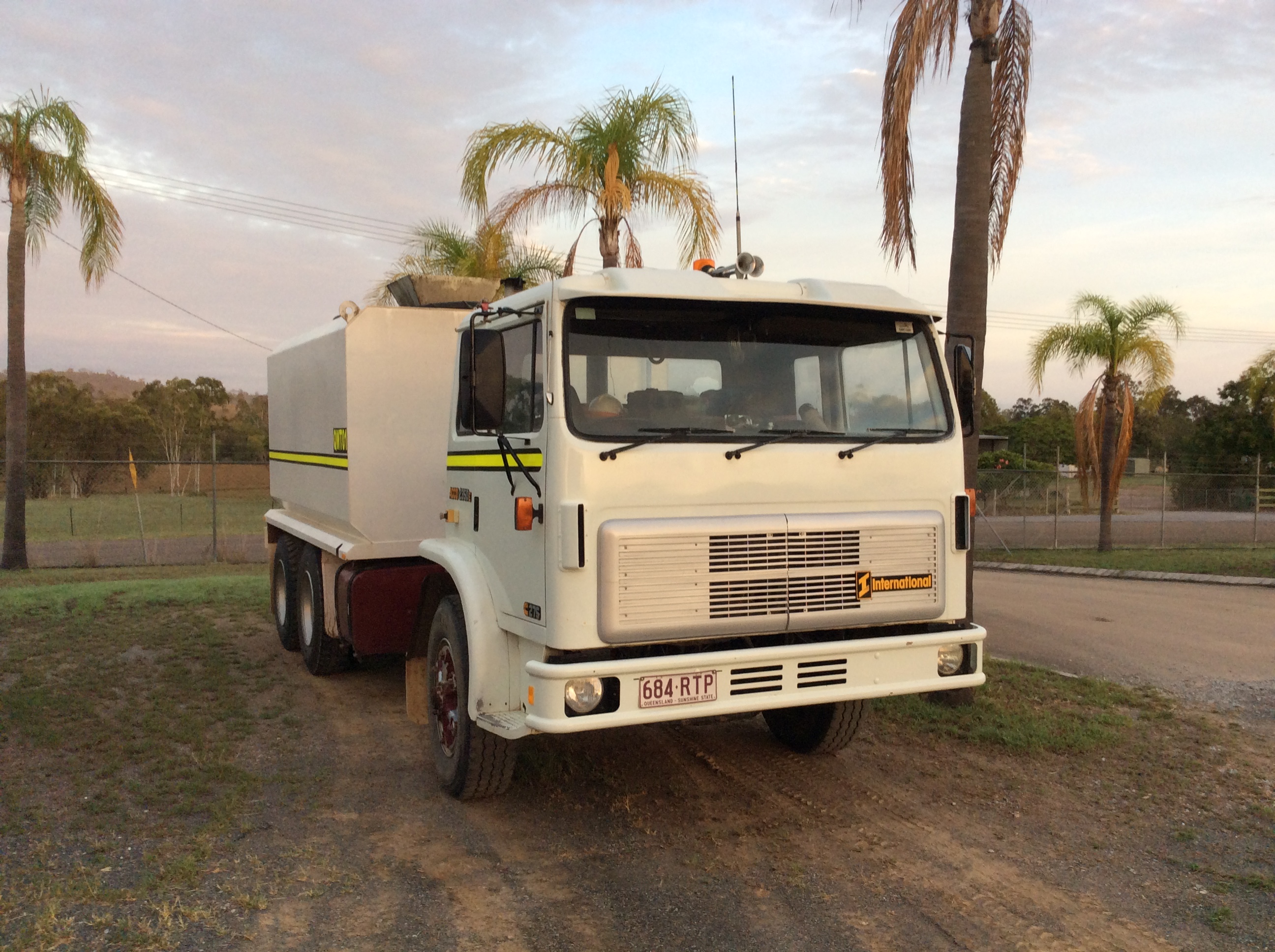 1993 INTERNATIONAL ACCO WATER TRUCK 