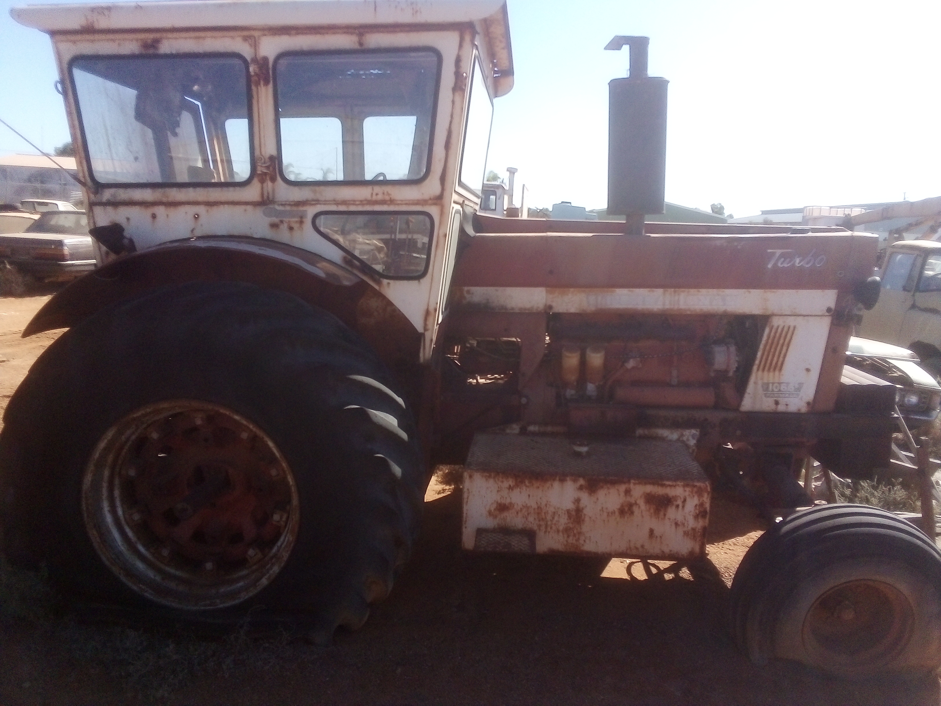  INTERNATIONAL 1066 FARMALL TRACTOR