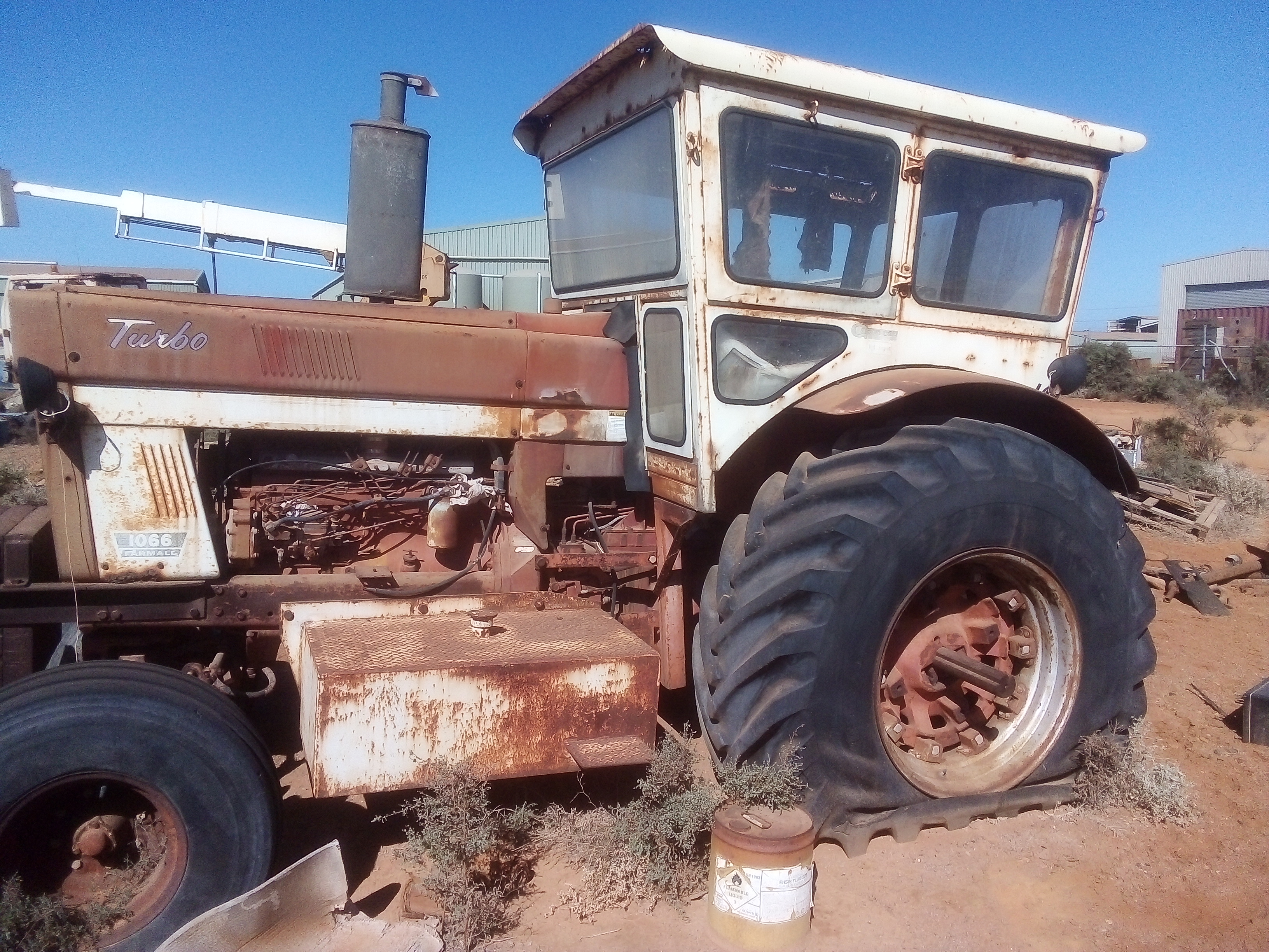 INTERNATIONAL 1066 FARMALL TRACTOR
