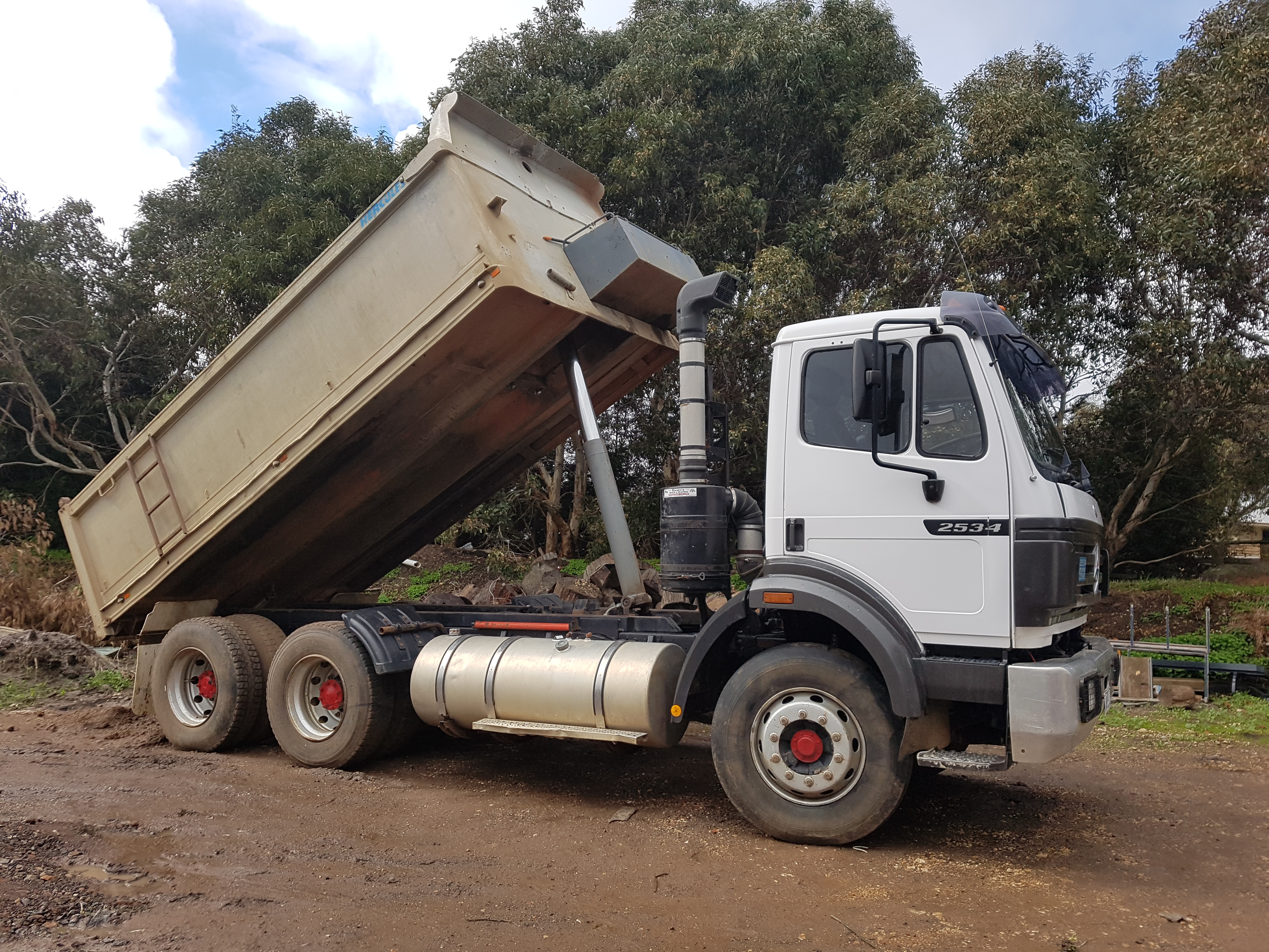 1996 MERCEDES-BENZ 2234 TANDEM TIPPER