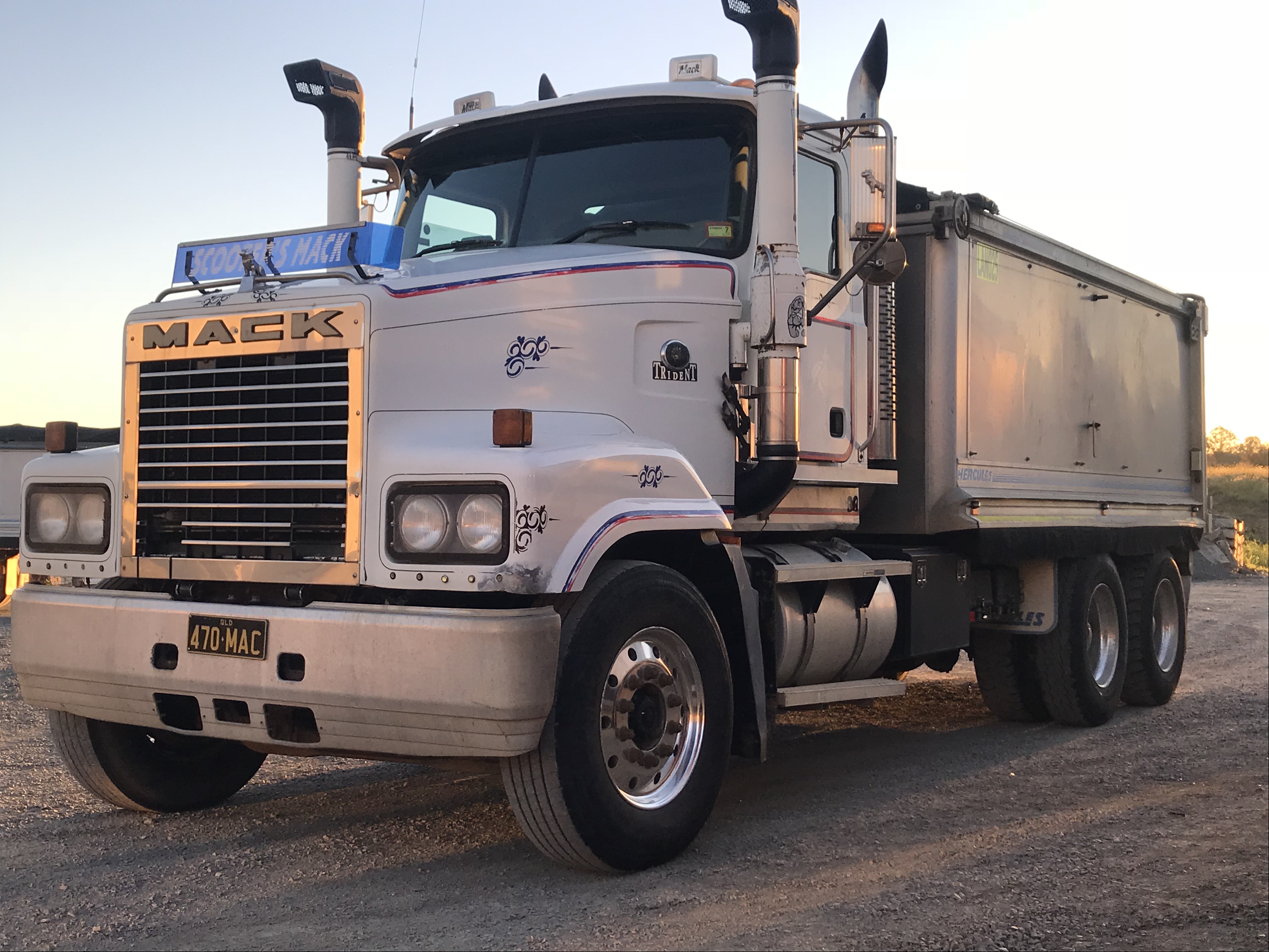 2005 MACK TRIDENT TIPPER