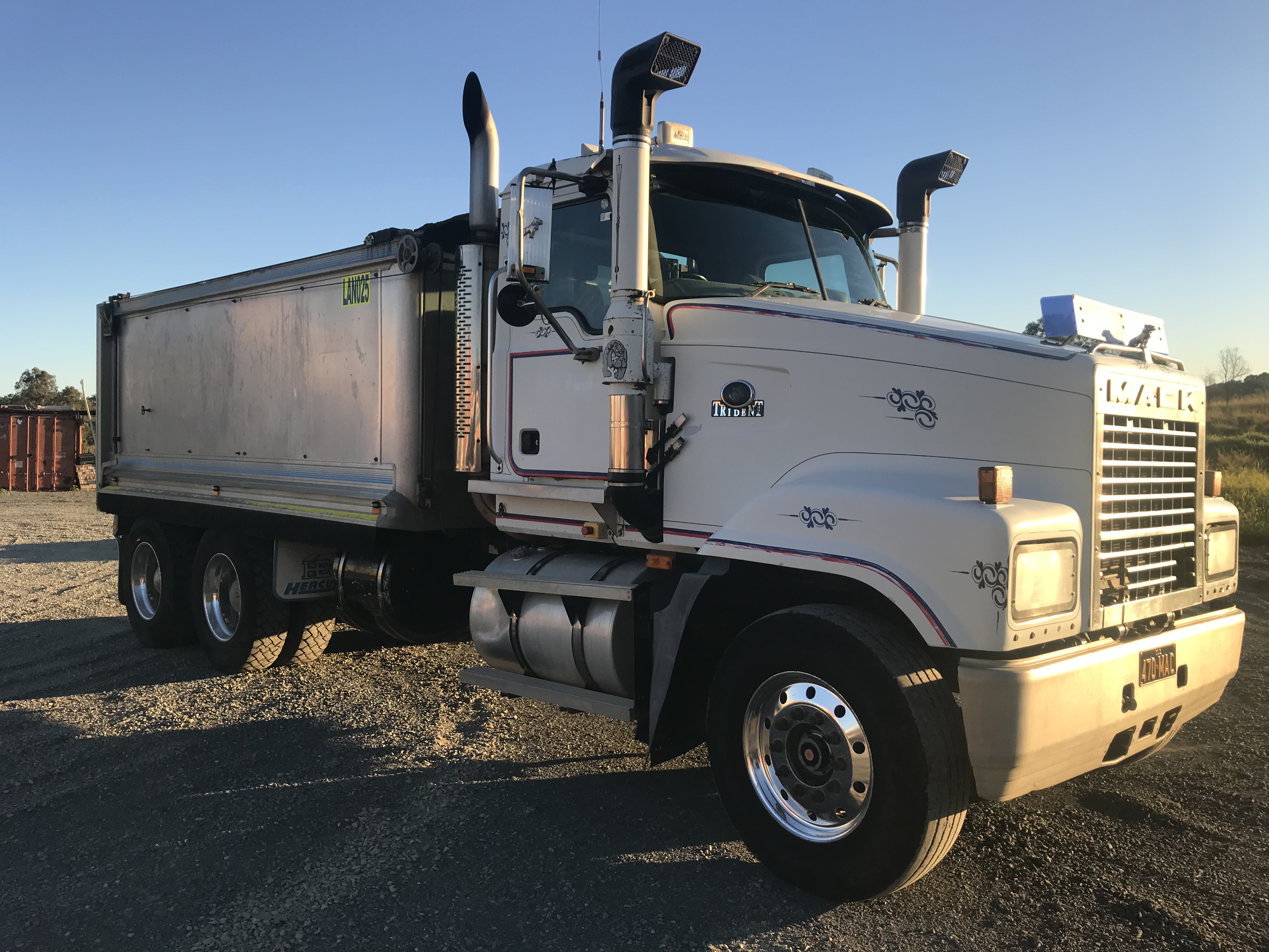 2005 MACK TRIDENT TIPPER