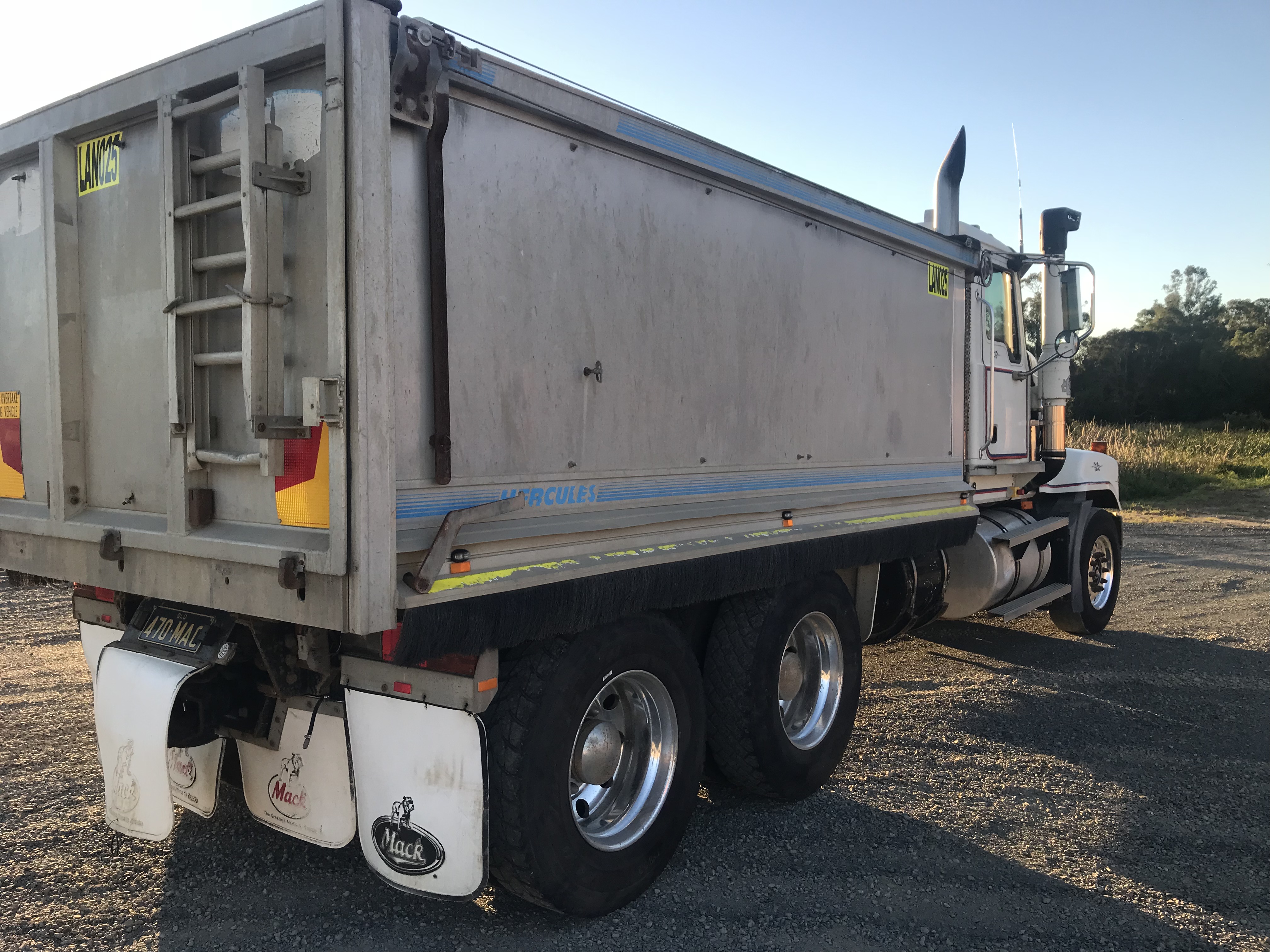 2005 MACK TRIDENT TIPPER