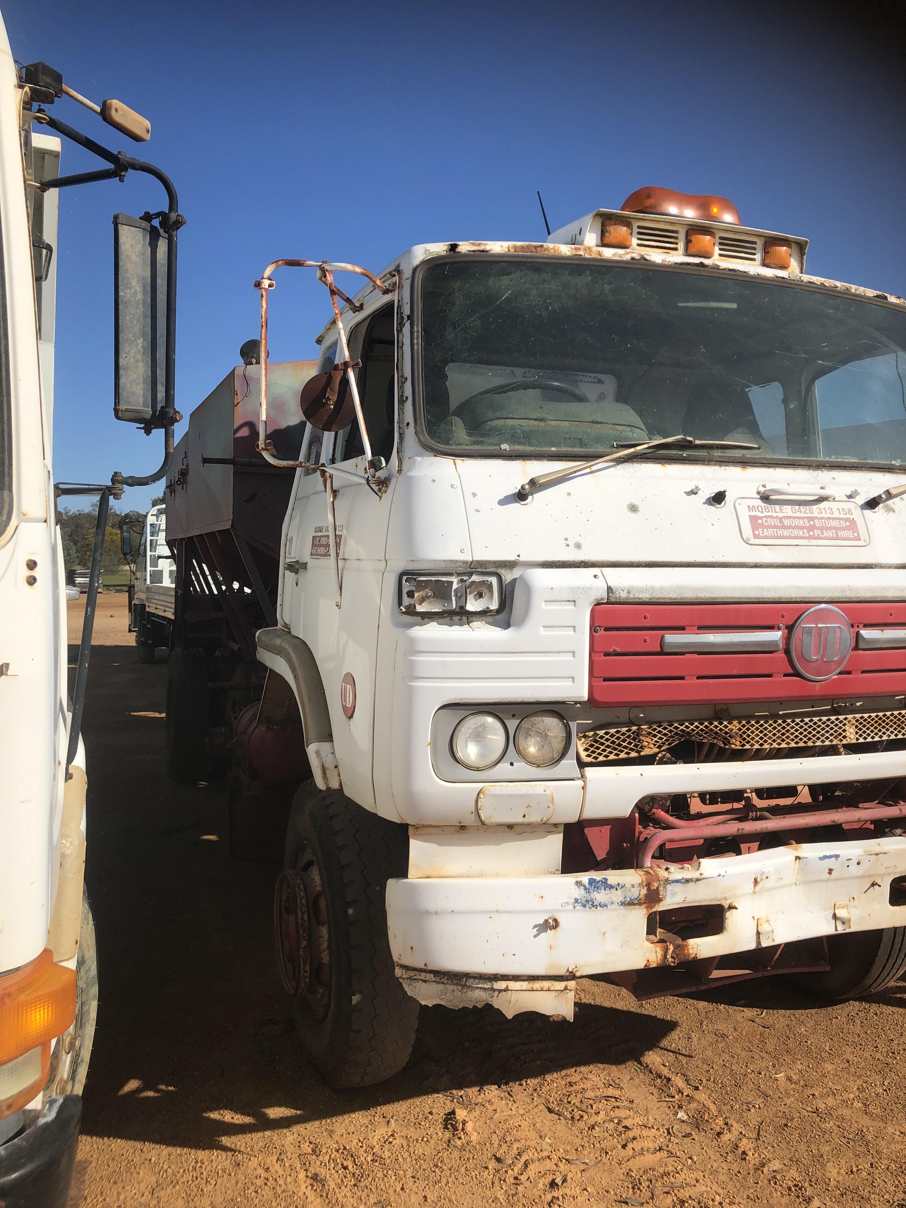 1985 NISSAN UD GRAIN SPREADER