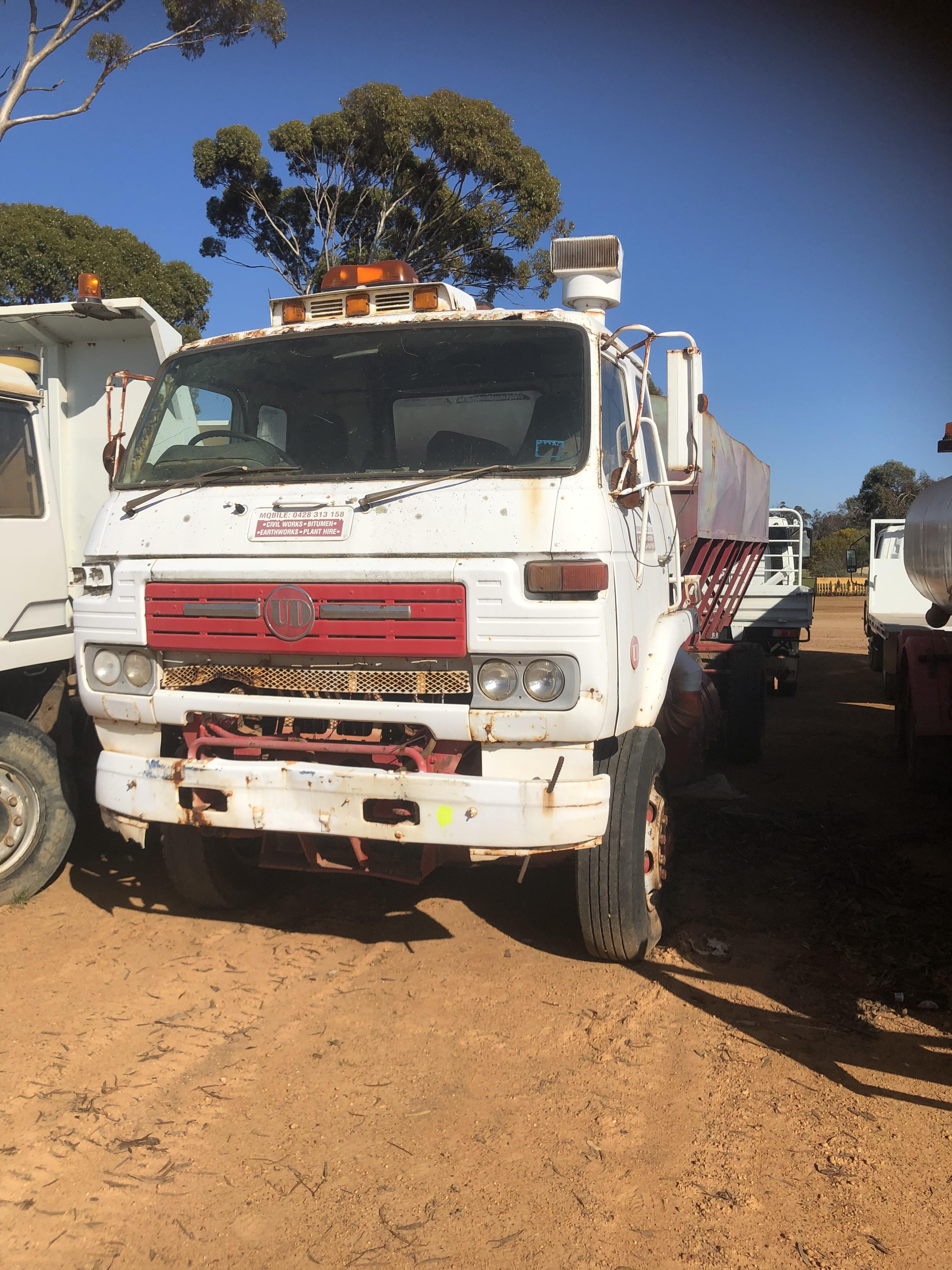 1985 NISSAN UD GRAIN SPREADER
