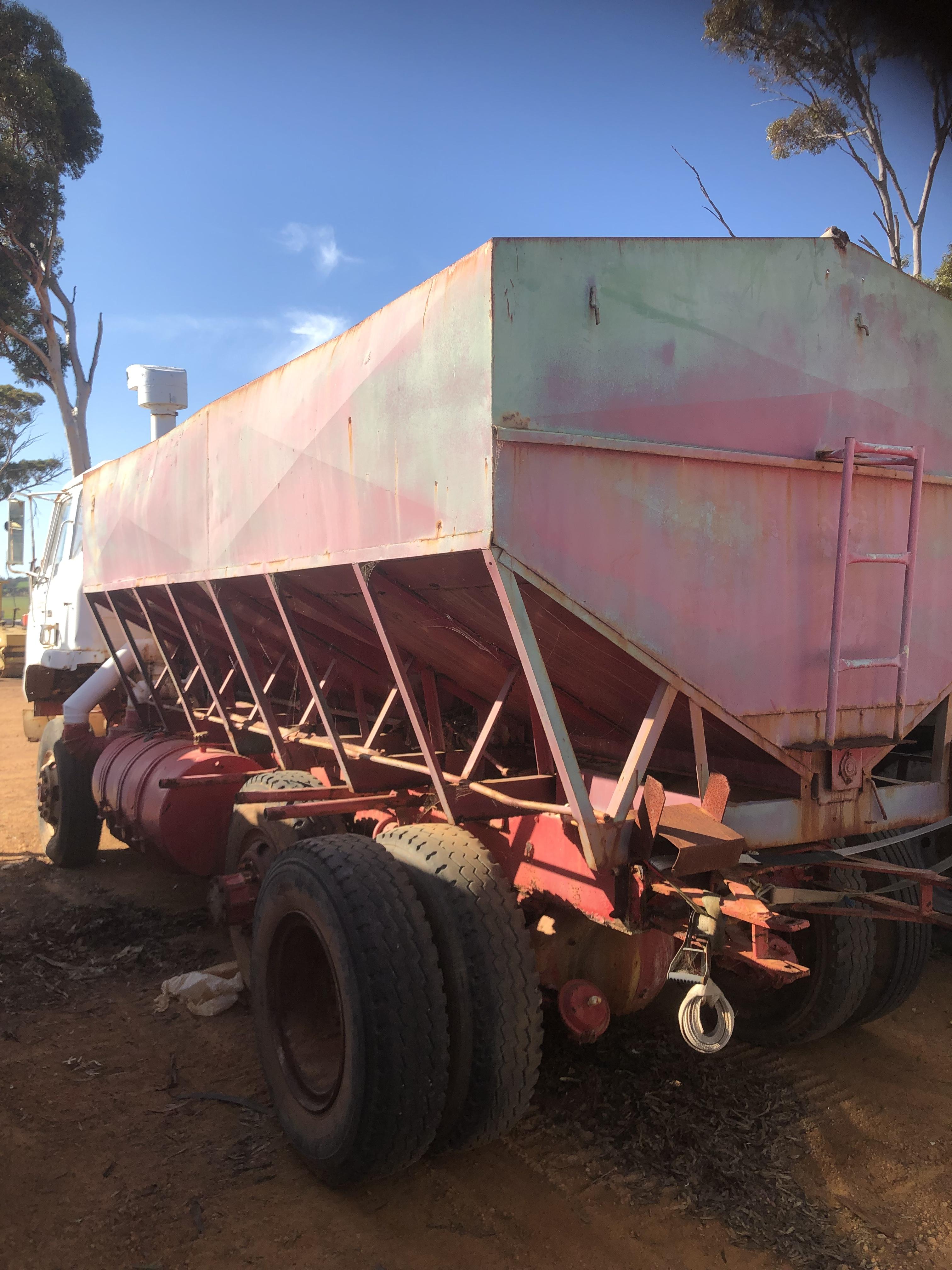 1985 NISSAN UD GRAIN SPREADER