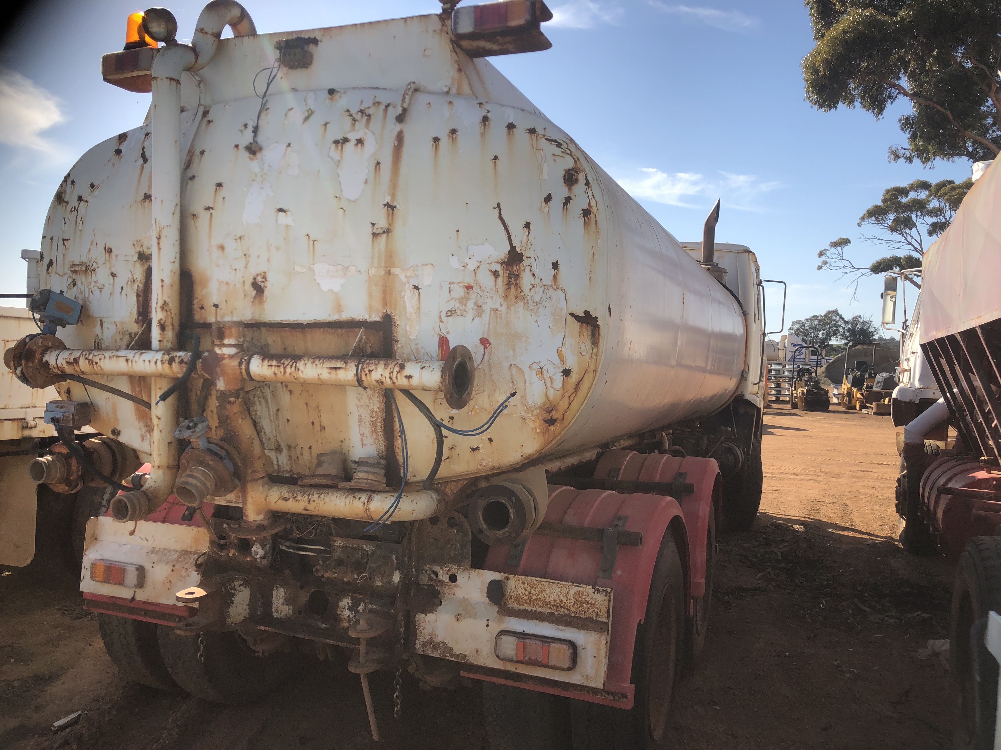 1985 NISSAN UD 6 WHEEL WATER CART TANKER