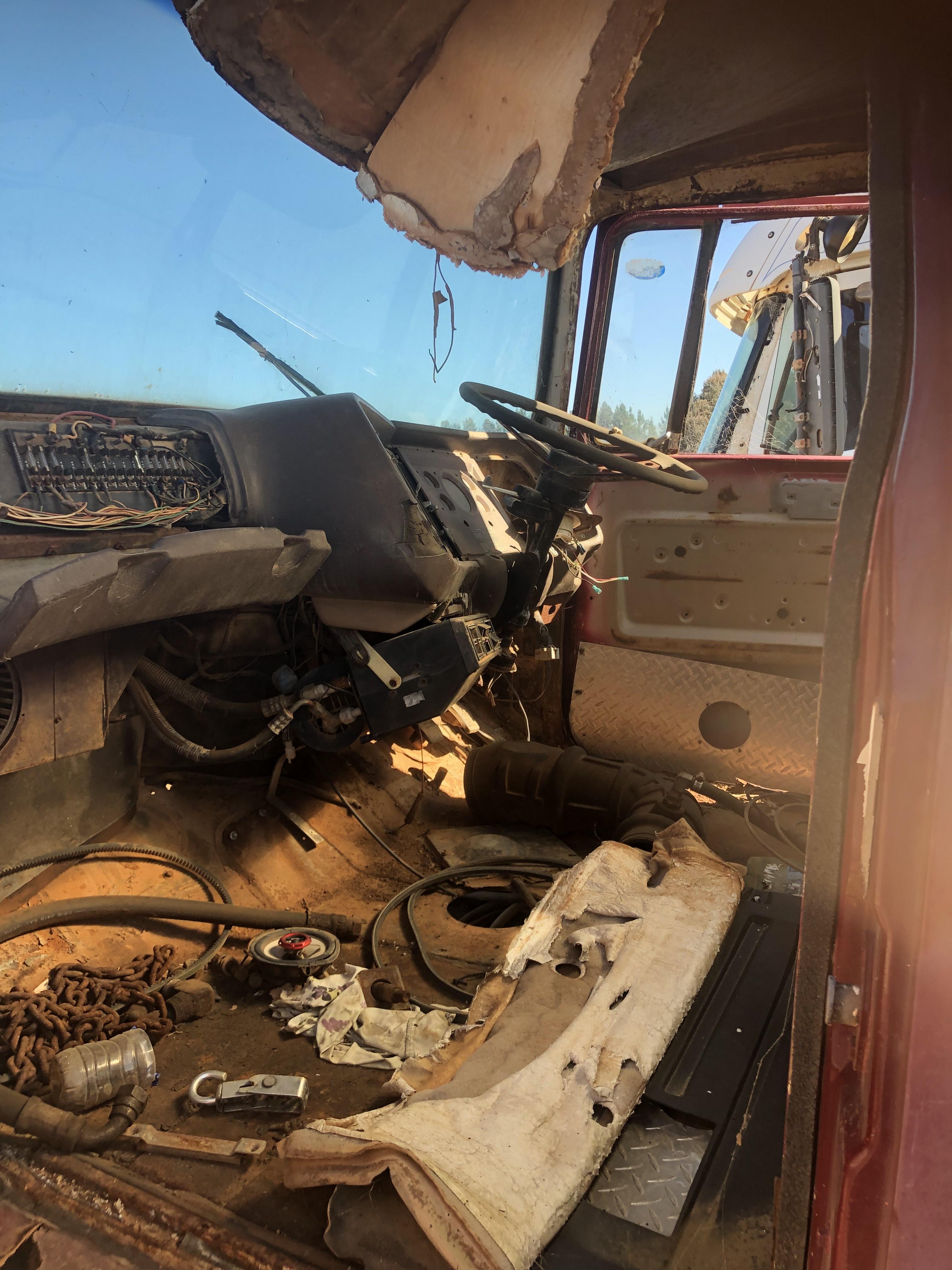 1984 FORD LOUISVILLE 9000