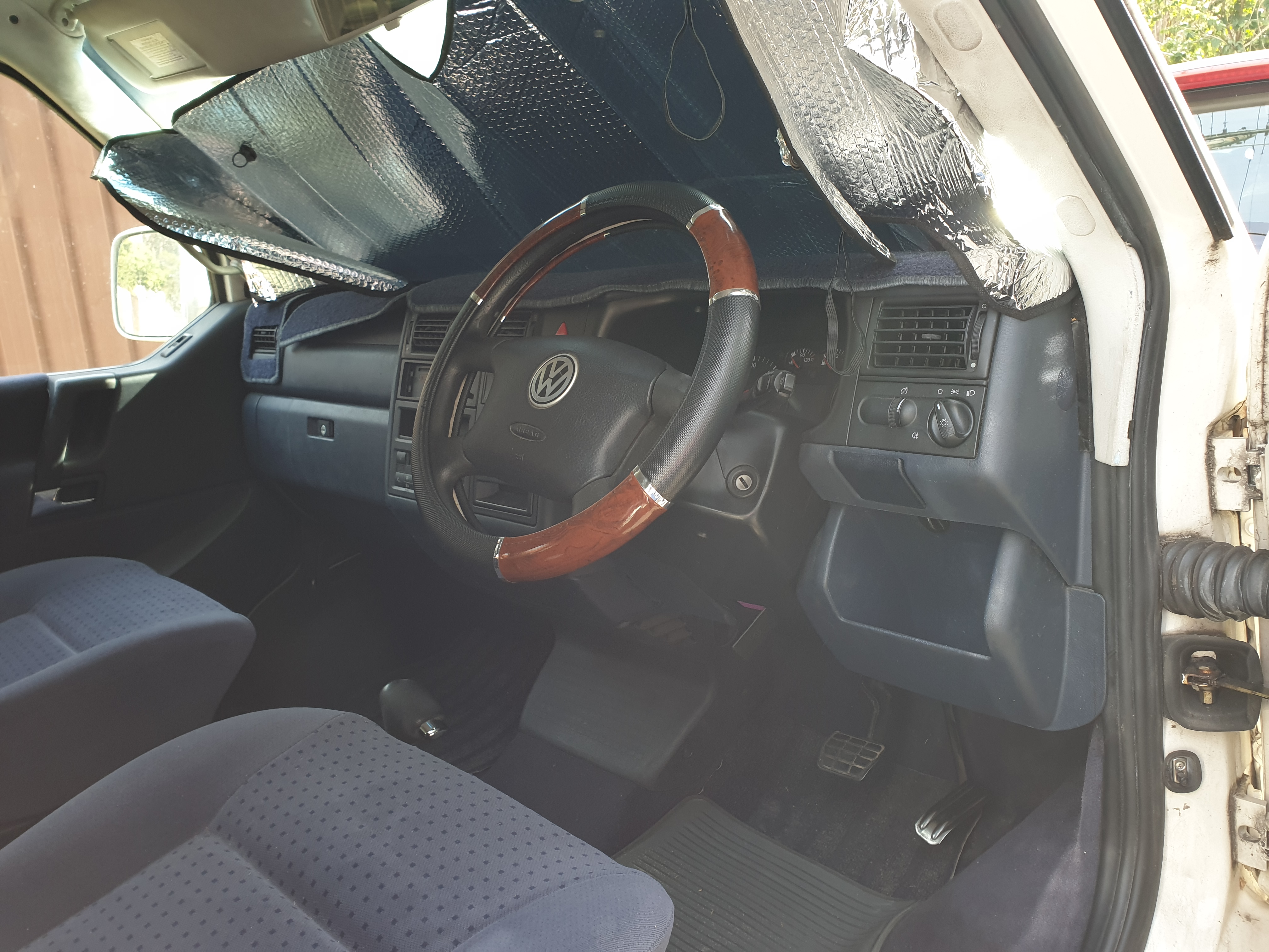 2002 VOLKSWAGEN CARAVELLE 