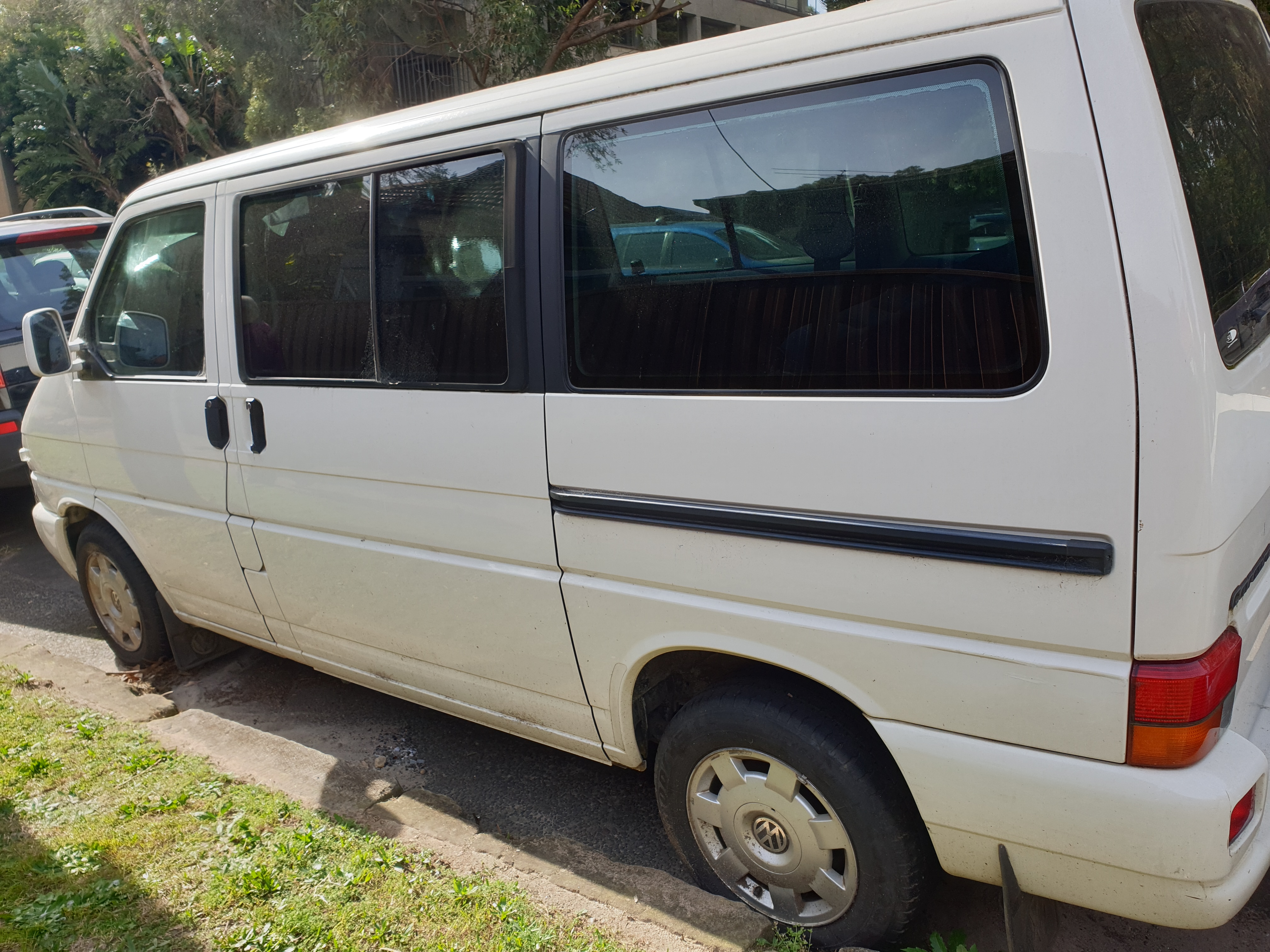 2002 VOLKSWAGEN CARAVELLE 
