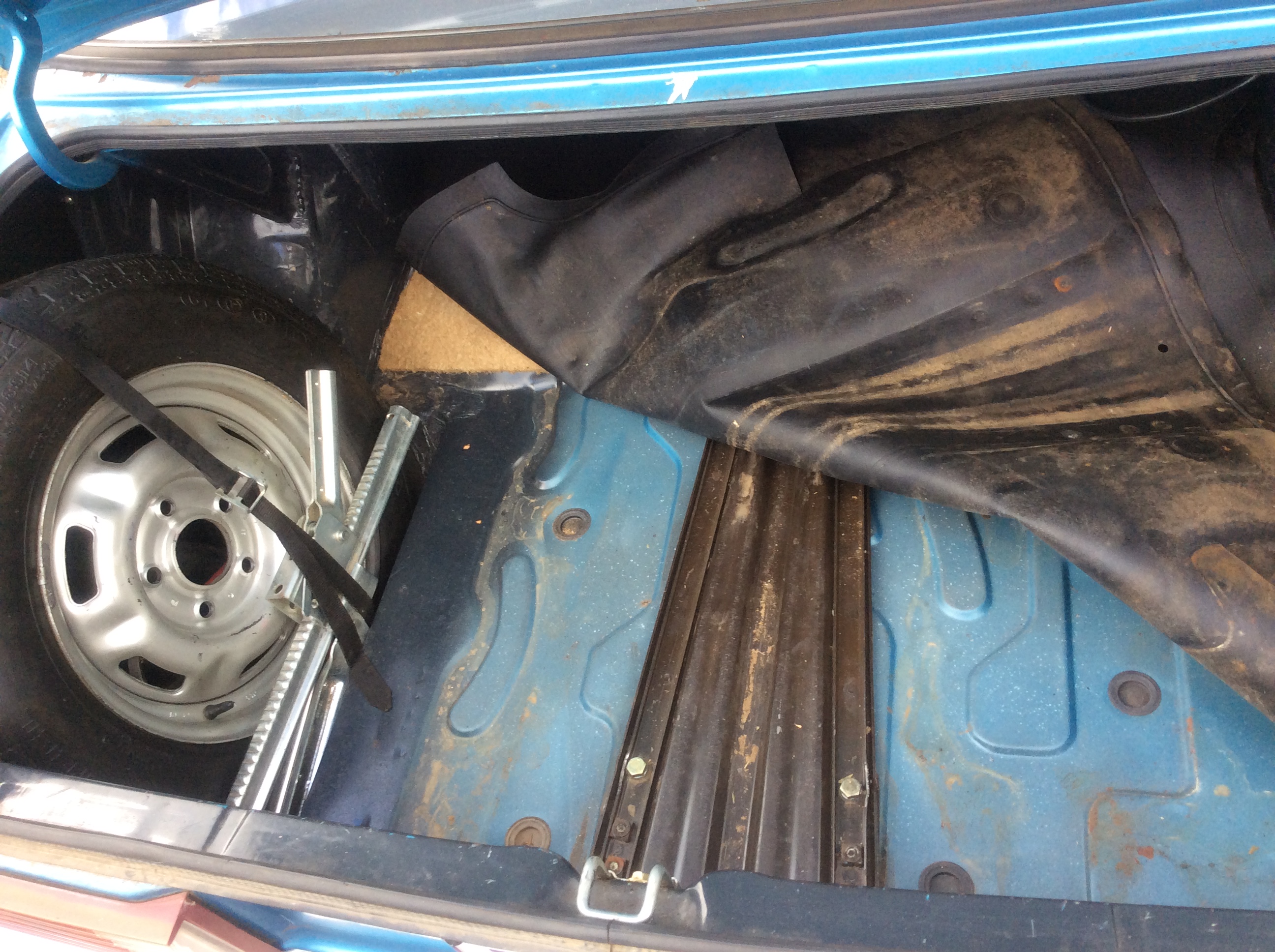 1983 HOLDEN COMMODORE VH 3 SP AUTOMATIC 4D SEDAN CARB