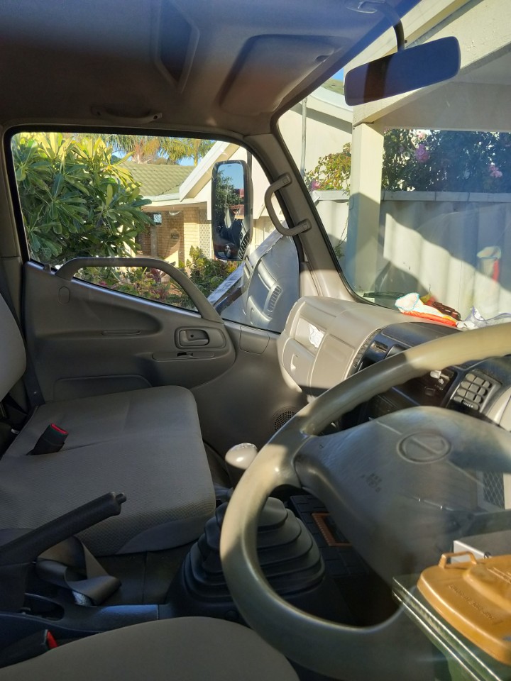 2007 HINO 616 XKU414M REFRIDGERATOR TRUCK