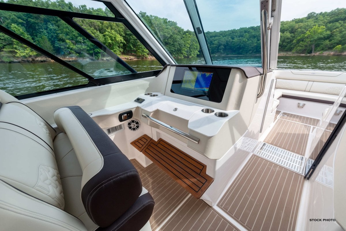 REGAL LS36 BOWRIDER