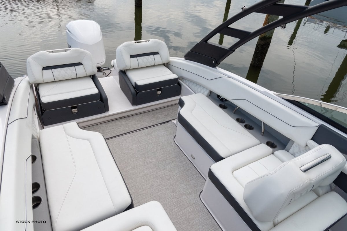 2024 REGAL LX4 BOWRIDER