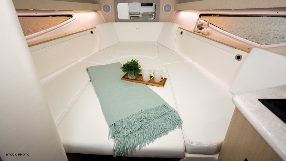 2024 REGAL 28 EXPRESS CRUISER
