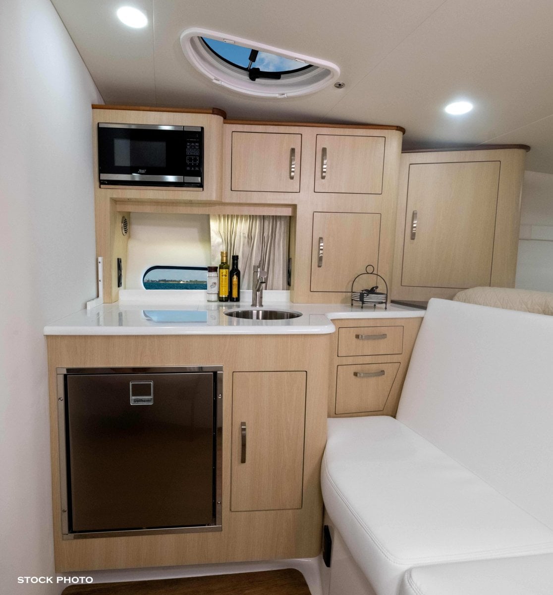 2024 REGAL 33 EXPRESS CRUISER