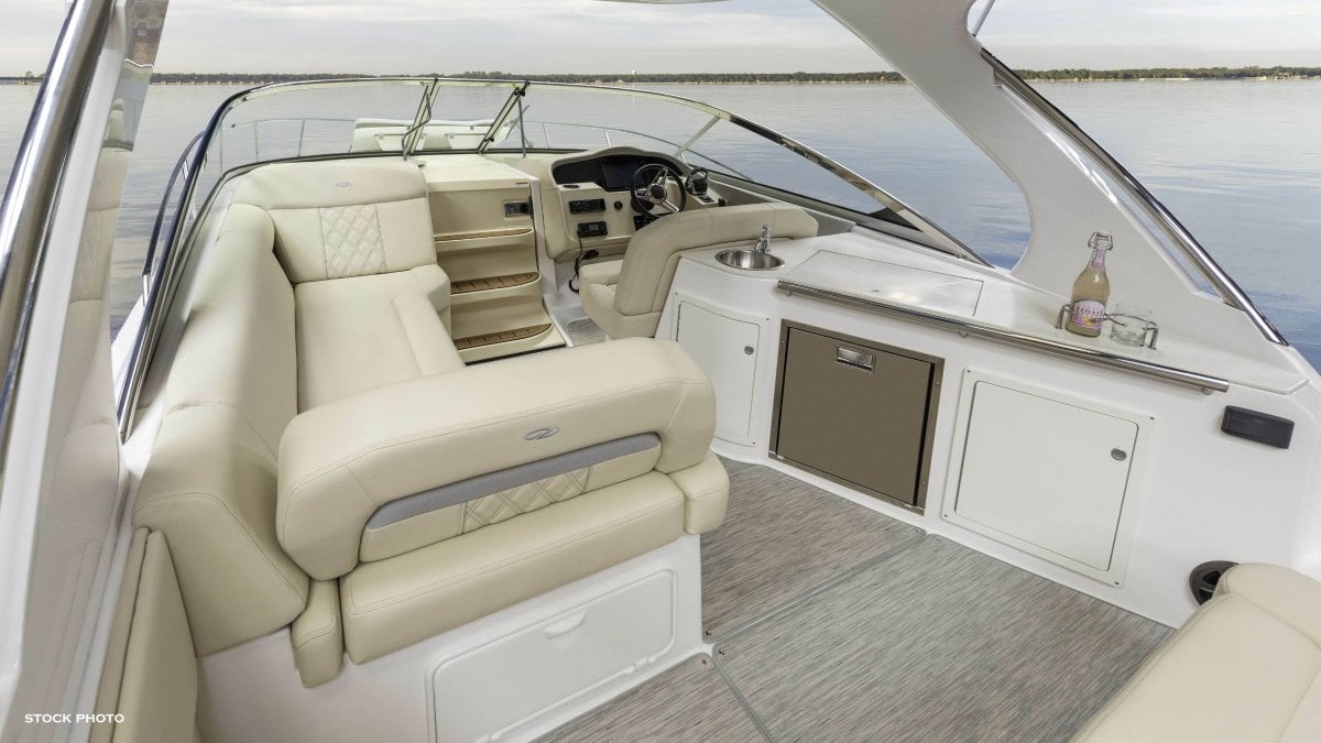 2024 REGAL 33 EXPRESS CRUISER