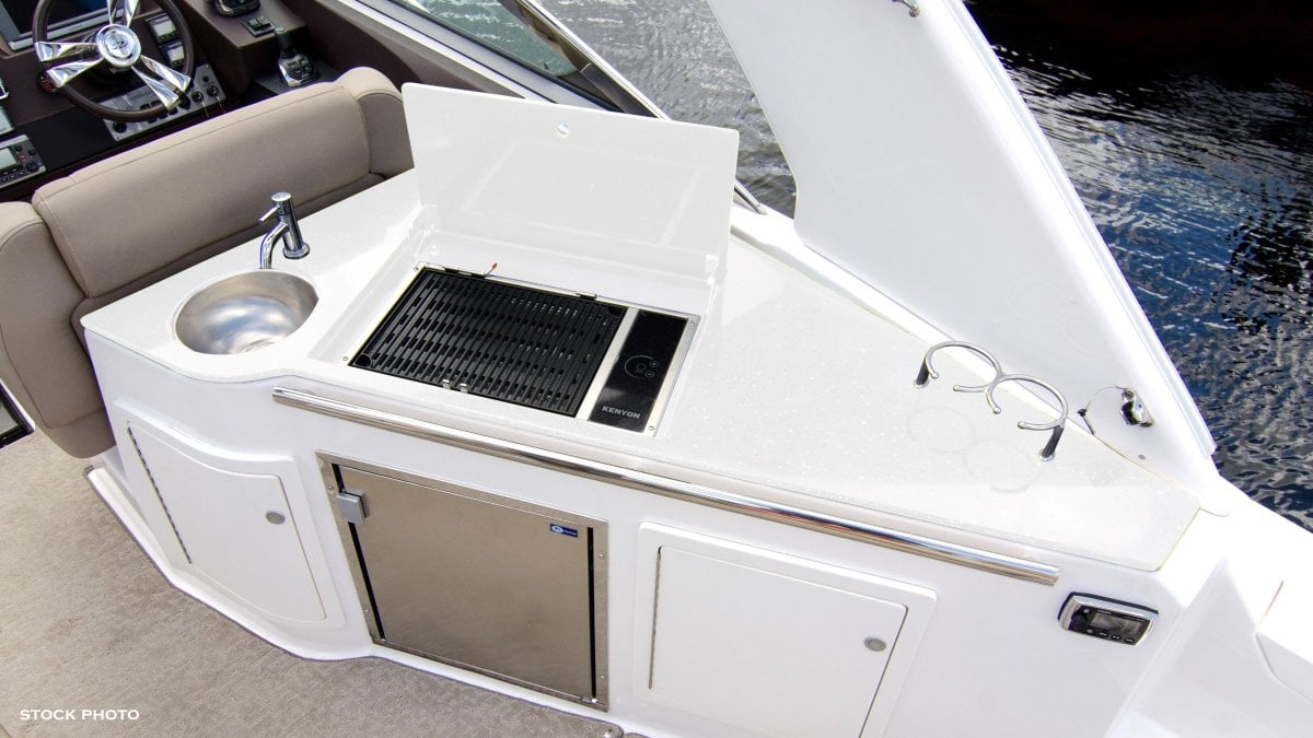 2024 REGAL 33 EXPRESS CRUISER