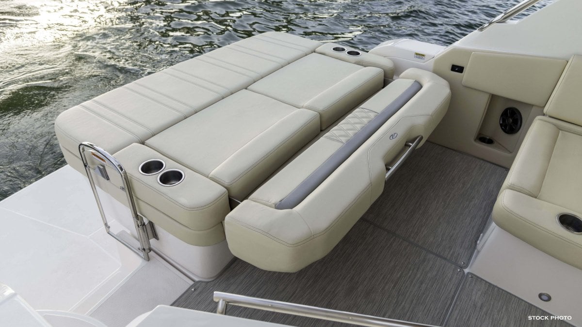 2024 REGAL 33 EXPRESS CRUISER