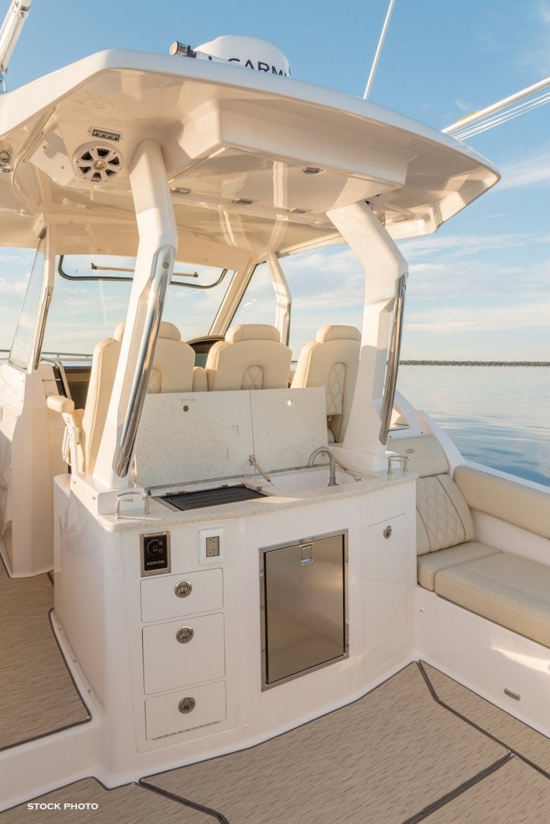 2024 REGAL 33 SAV CRUISER