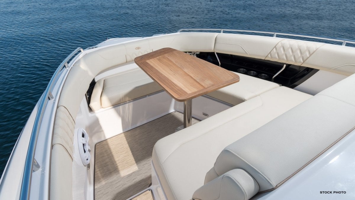 2024 REGAL 33 SAV CRUISER