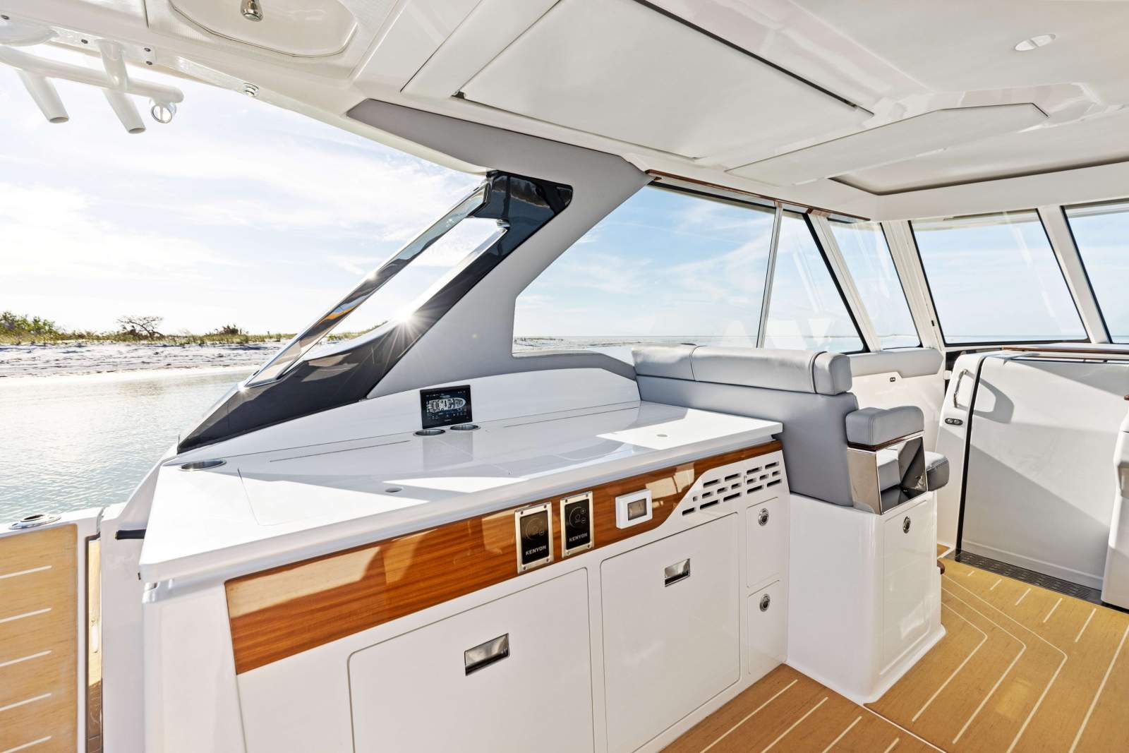 REGAL LX43 - A UNIQUE AND PREMIUM BOATING EXPERIENCE!