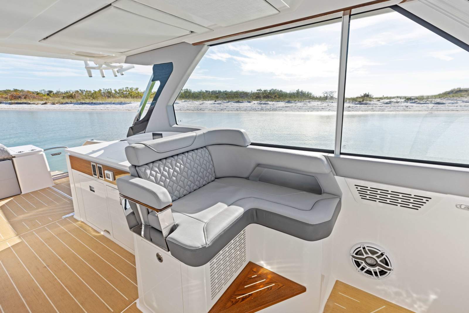 REGAL LX43 - A UNIQUE AND PREMIUM BOATING EXPERIENCE!