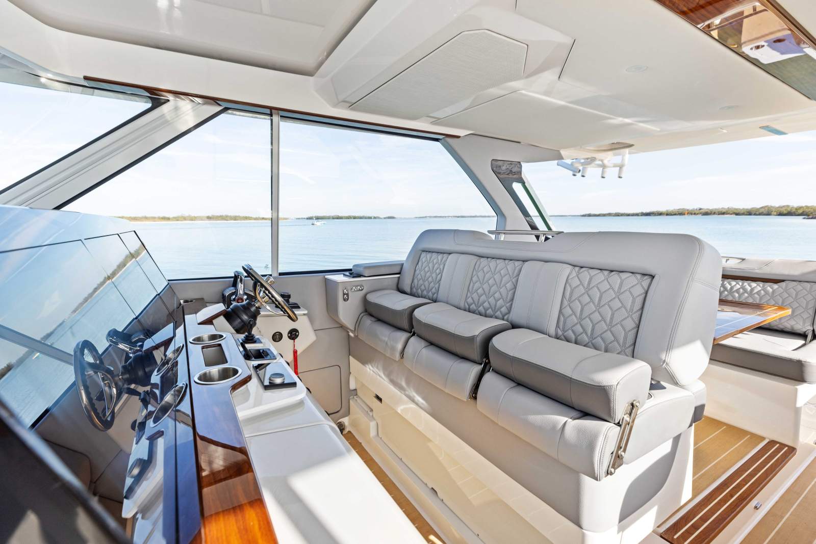 REGAL LX43 - A UNIQUE AND PREMIUM BOATING EXPERIENCE!