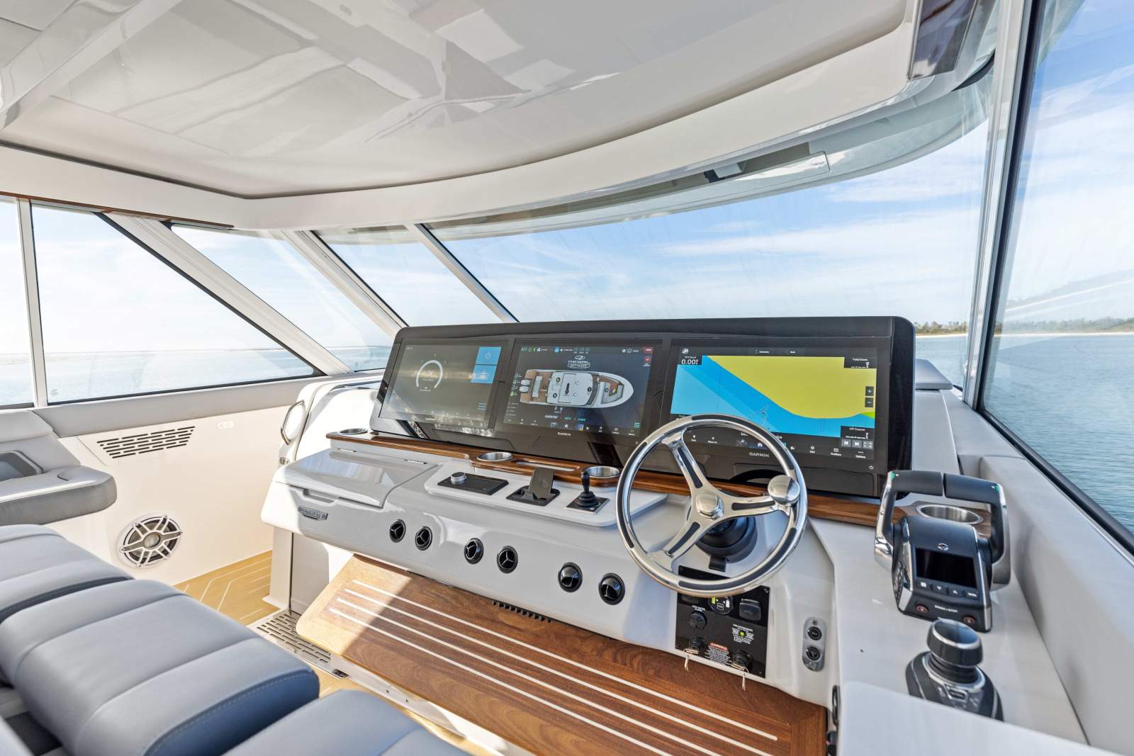 REGAL LX43 - A UNIQUE AND PREMIUM BOATING EXPERIENCE!