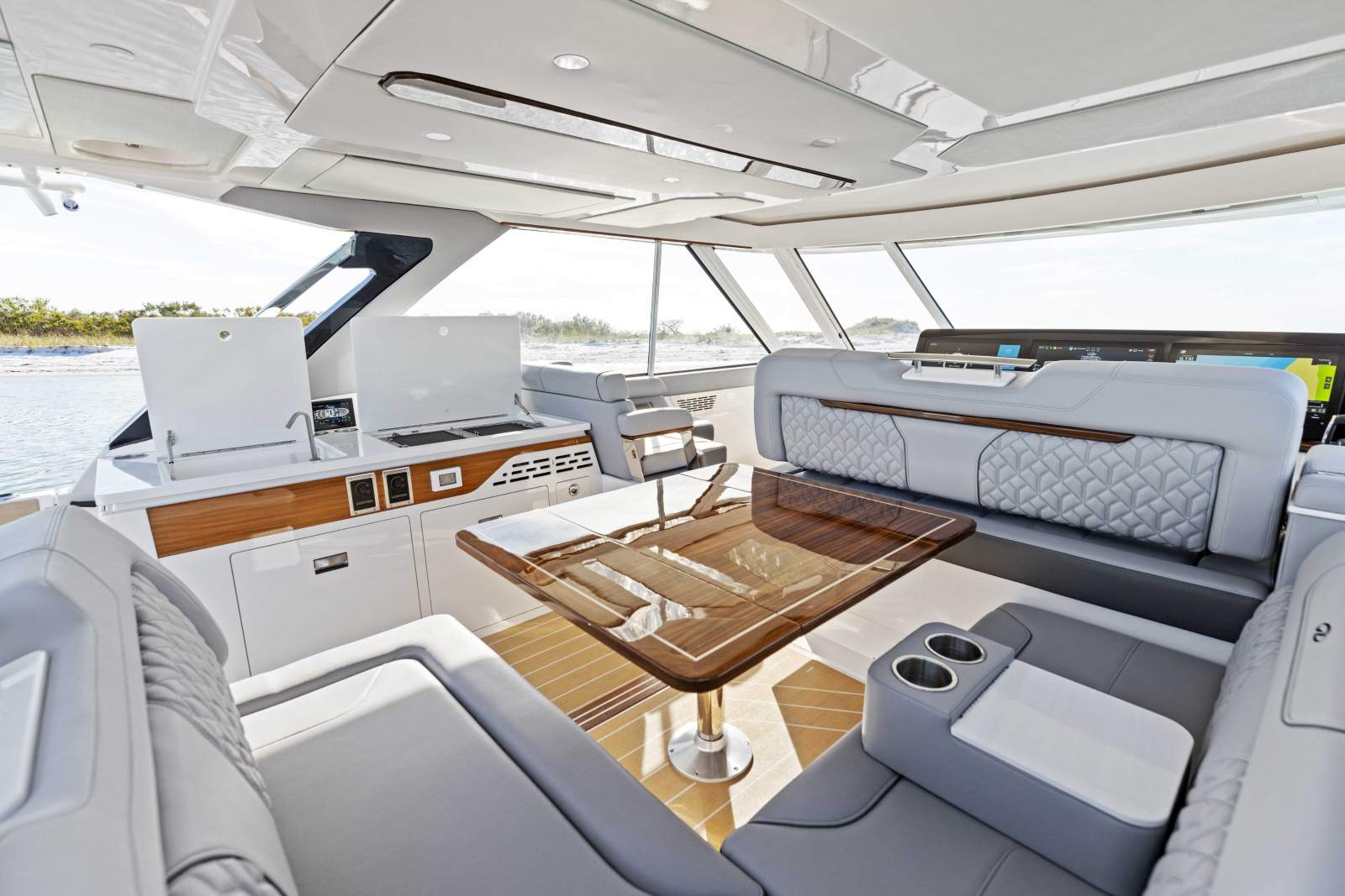 REGAL LX43 - A UNIQUE AND PREMIUM BOATING EXPERIENCE!