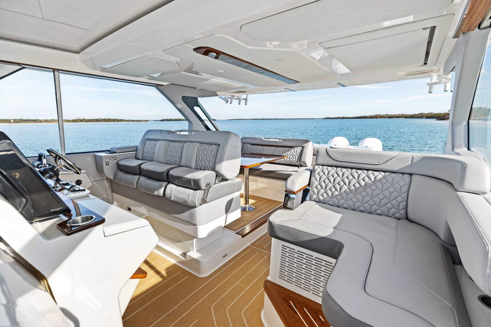 REGAL LX43 - A UNIQUE AND PREMIUM BOATING EXPERIENCE!