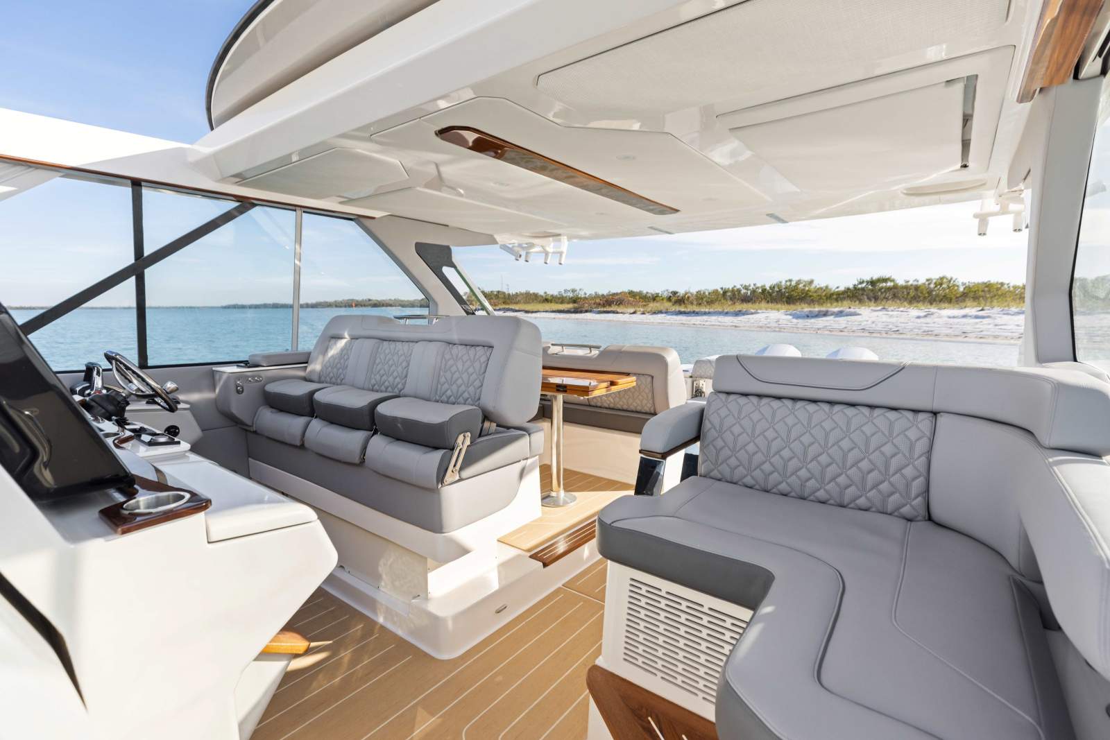 REGAL LX43 - A UNIQUE AND PREMIUM BOATING EXPERIENCE!