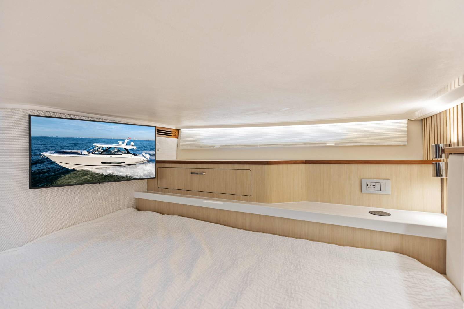 REGAL LX43 - A UNIQUE AND PREMIUM BOATING EXPERIENCE!