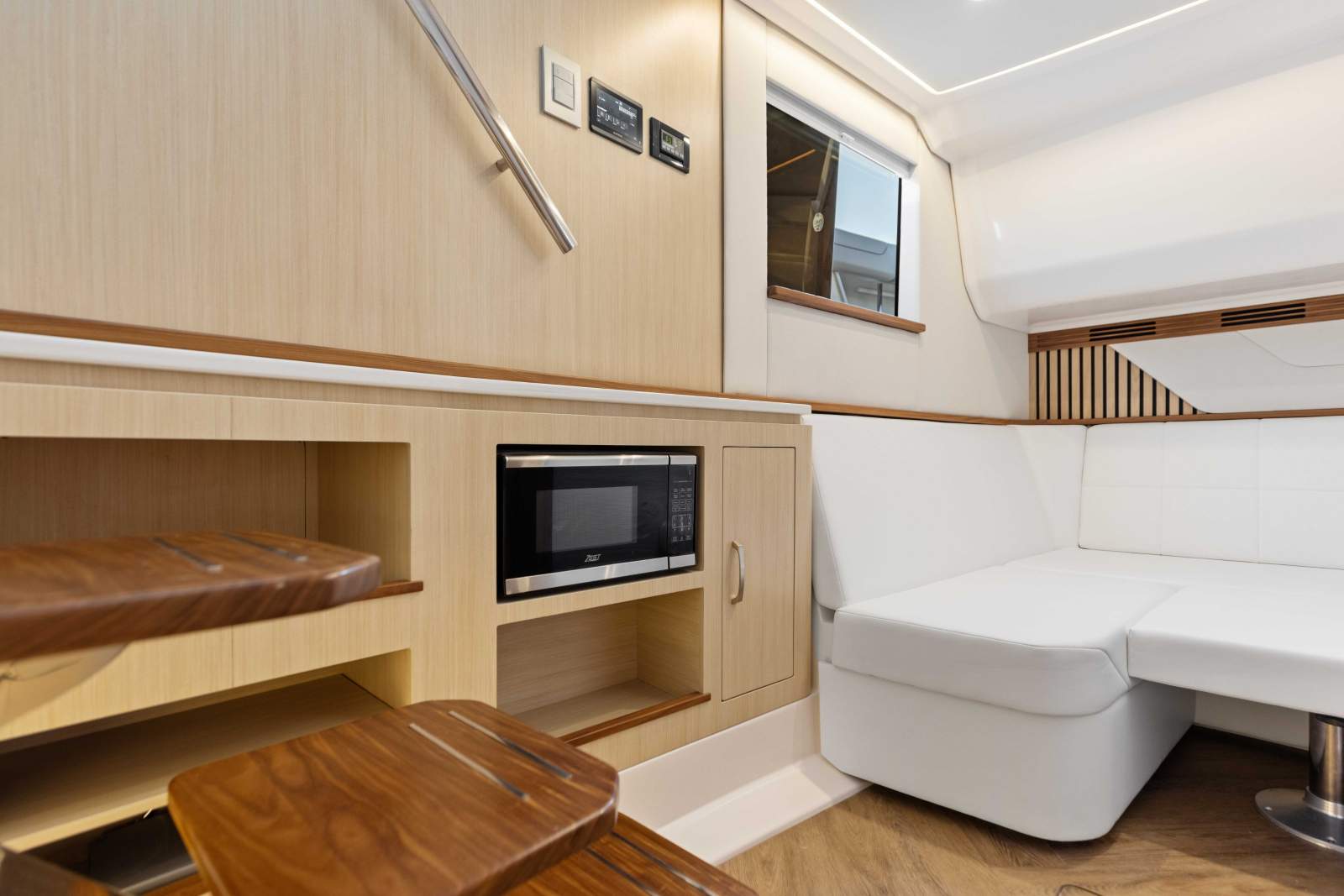 REGAL LX43 - A UNIQUE AND PREMIUM BOATING EXPERIENCE!