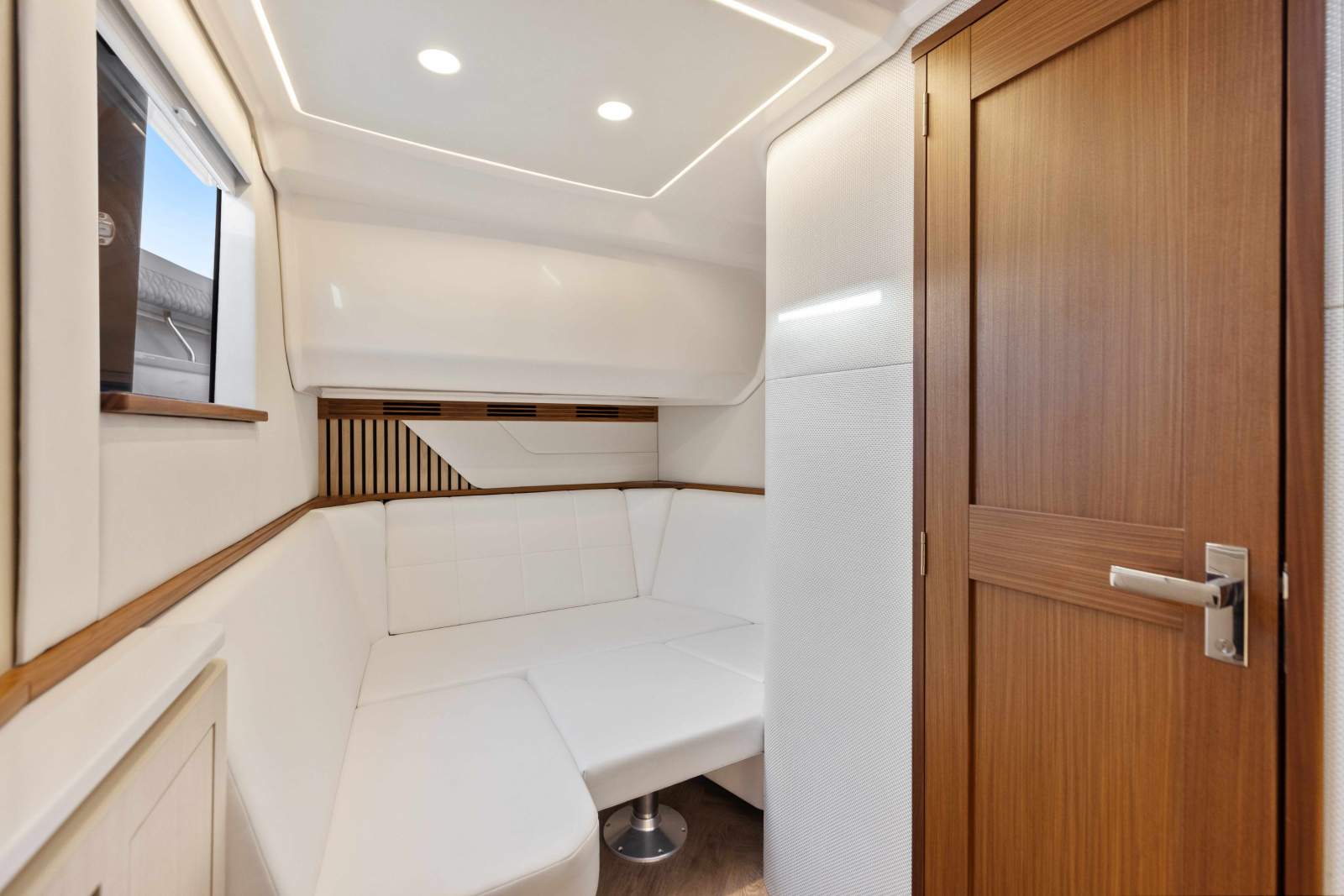 REGAL LX43 - A UNIQUE AND PREMIUM BOATING EXPERIENCE!