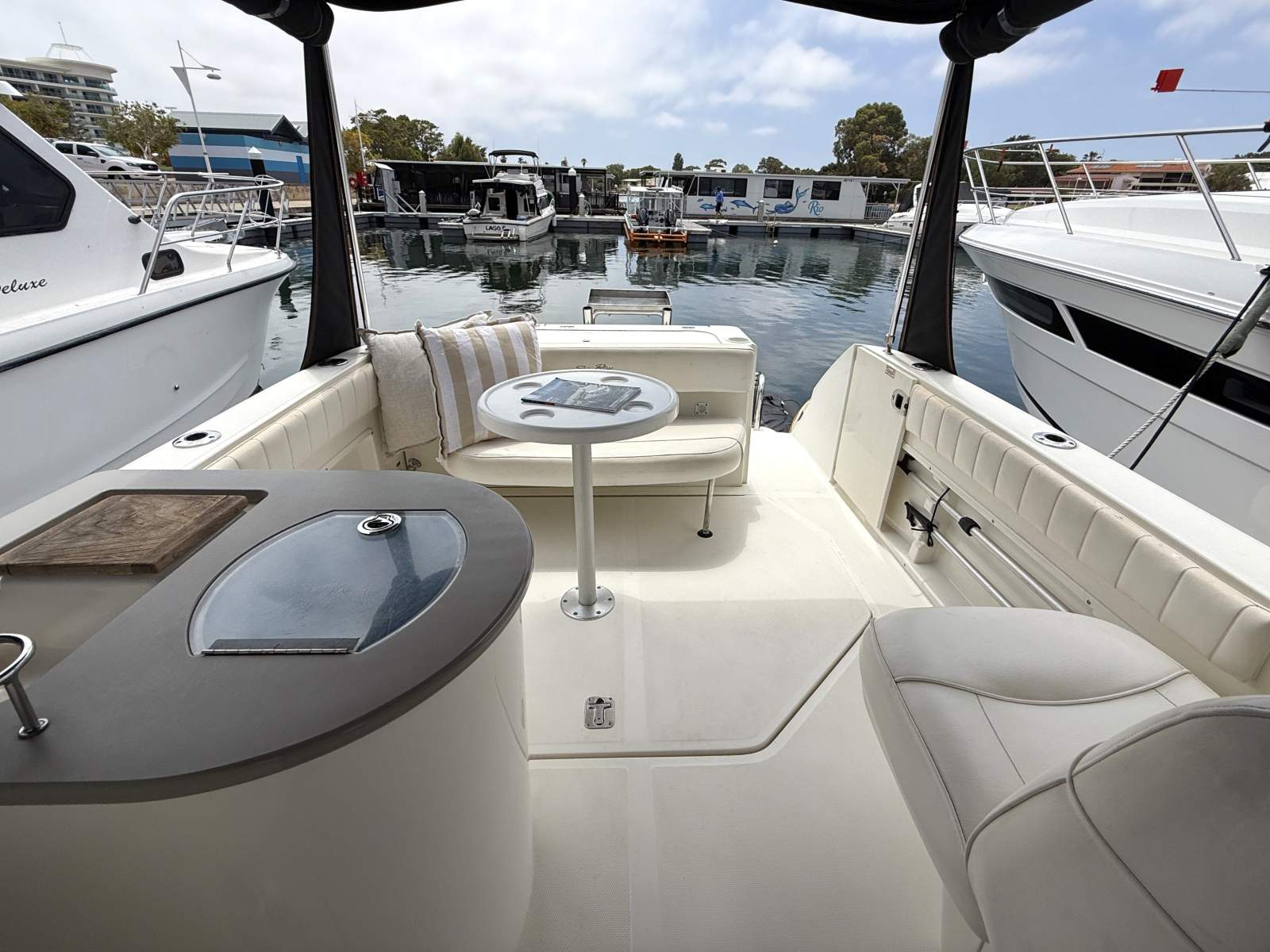 2005 SEA RAY 270 AMBERJACK SPORTS CRUISER