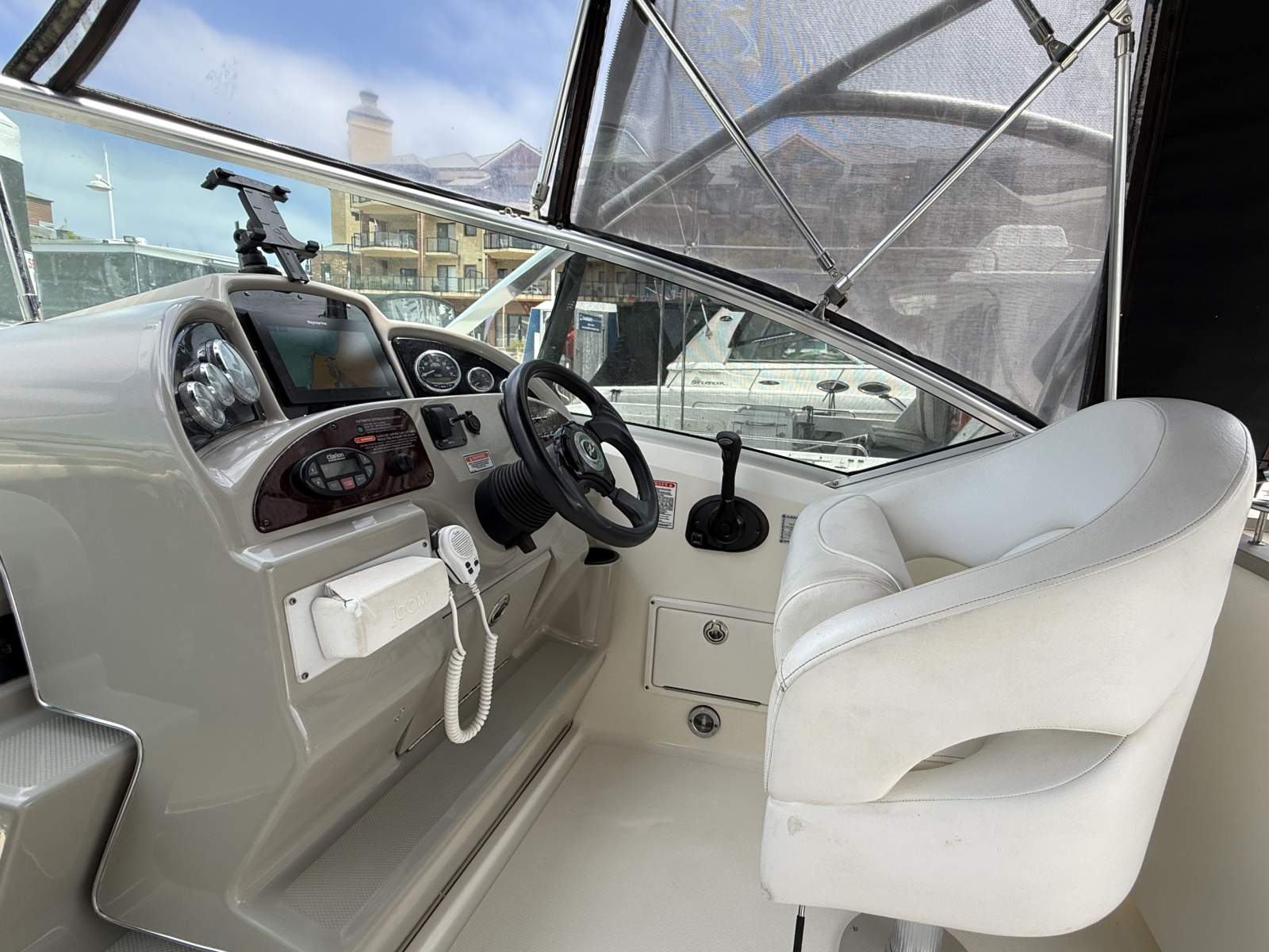 2005 SEA RAY 270 AMBERJACK SPORTS CRUISER