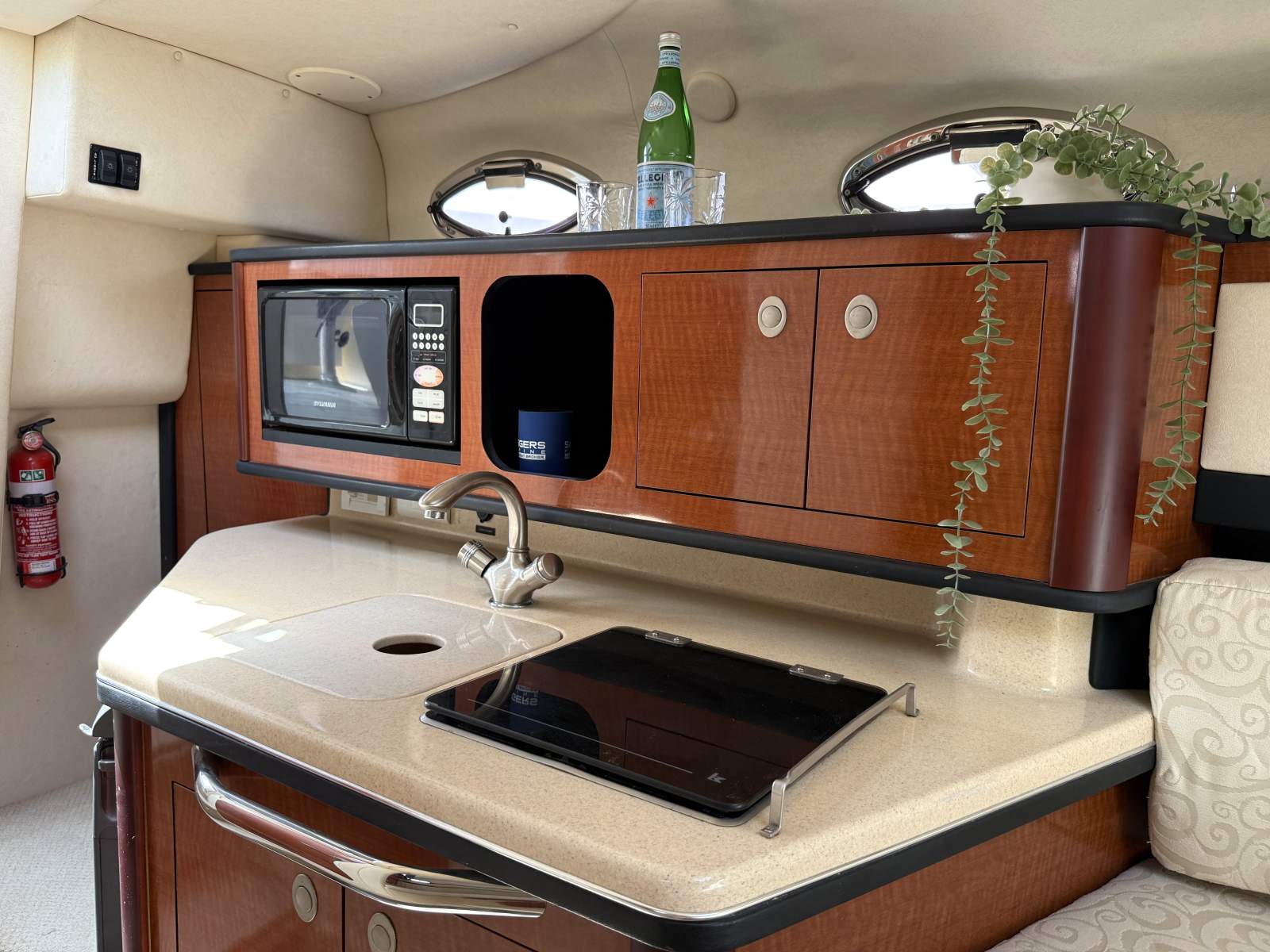 2005 SEA RAY 270 AMBERJACK SPORTS CRUISER