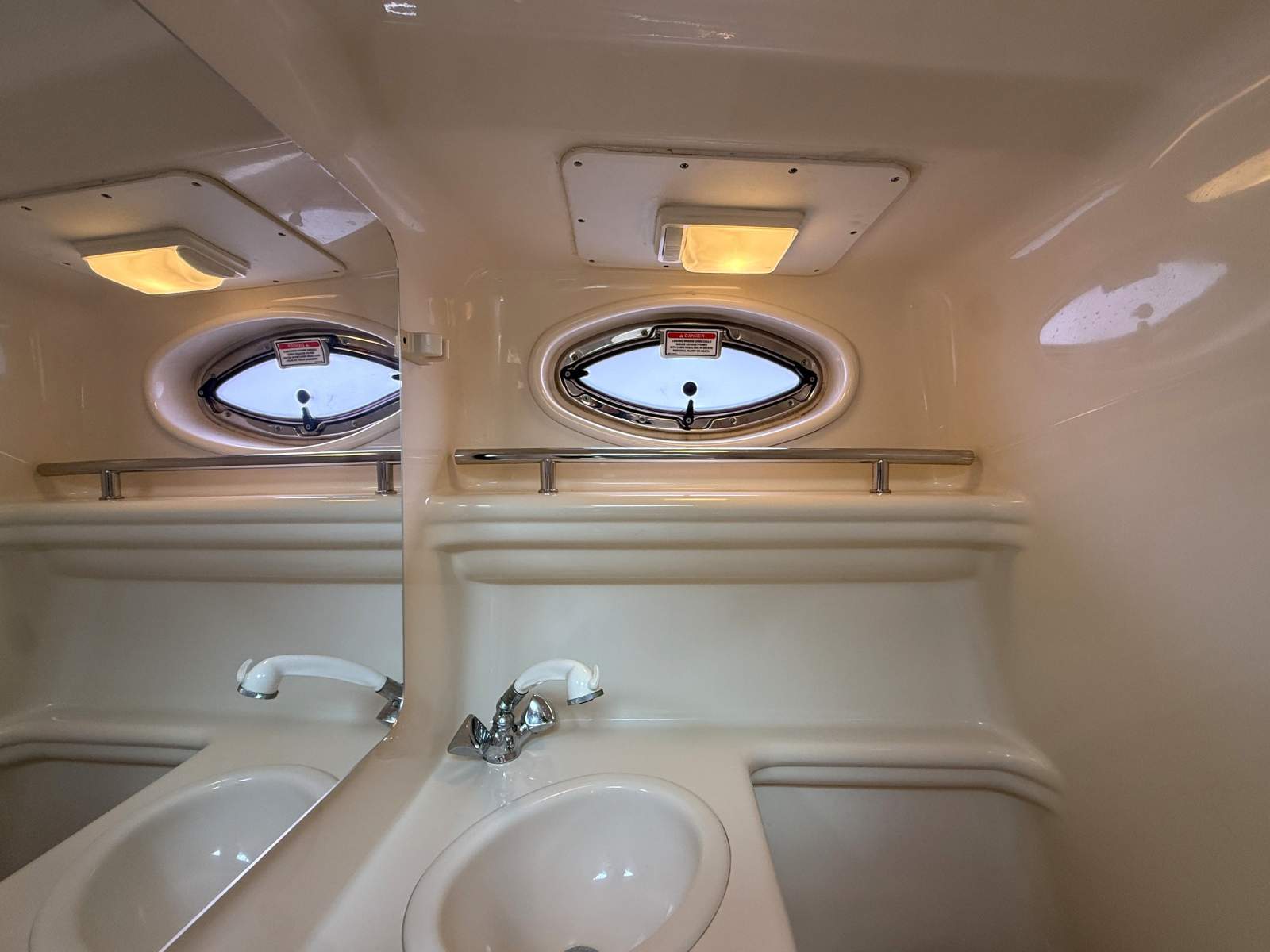 2005 SEA RAY 270 AMBERJACK SPORTS CRUISER