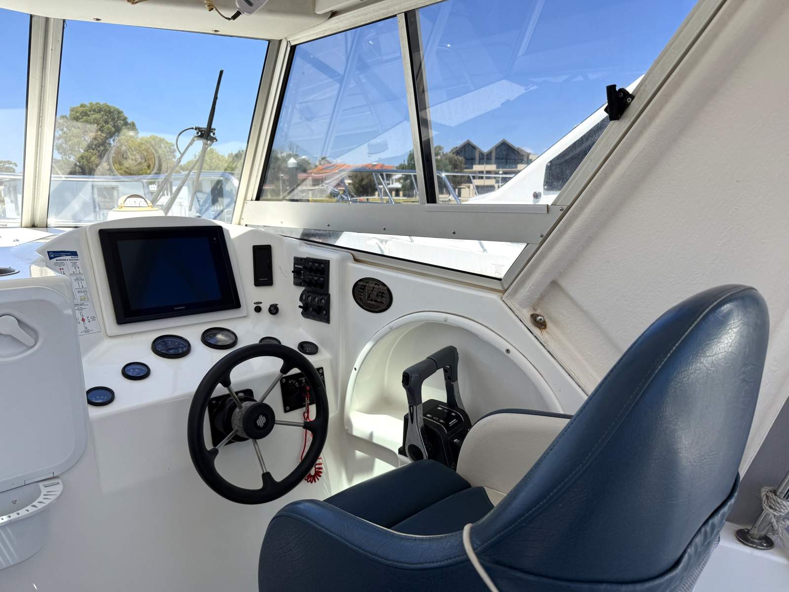 2007 LEISURECAT 8000 SPORT FISHER