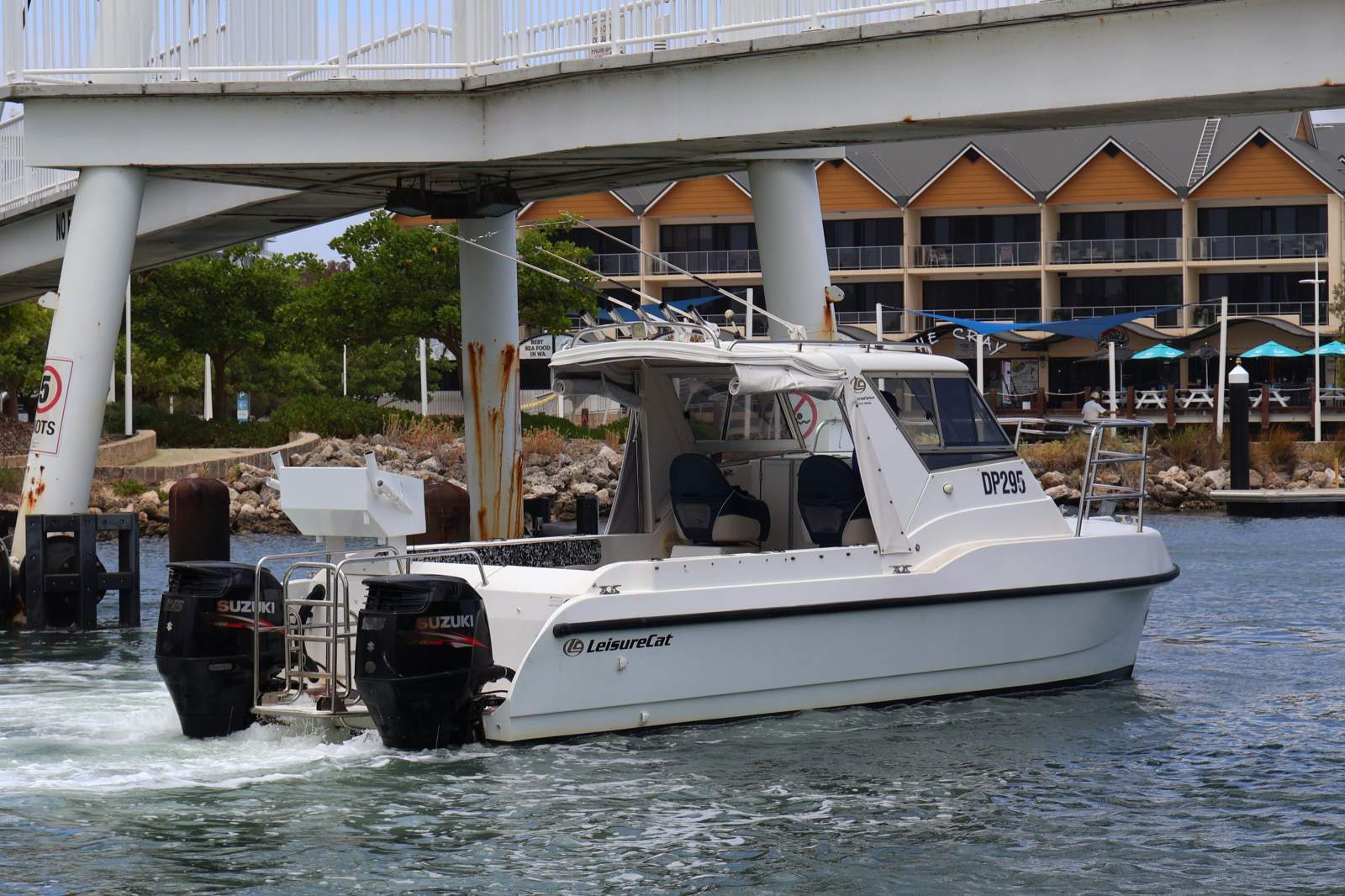 2007 LEISURECAT 8000 SPORT FISHER